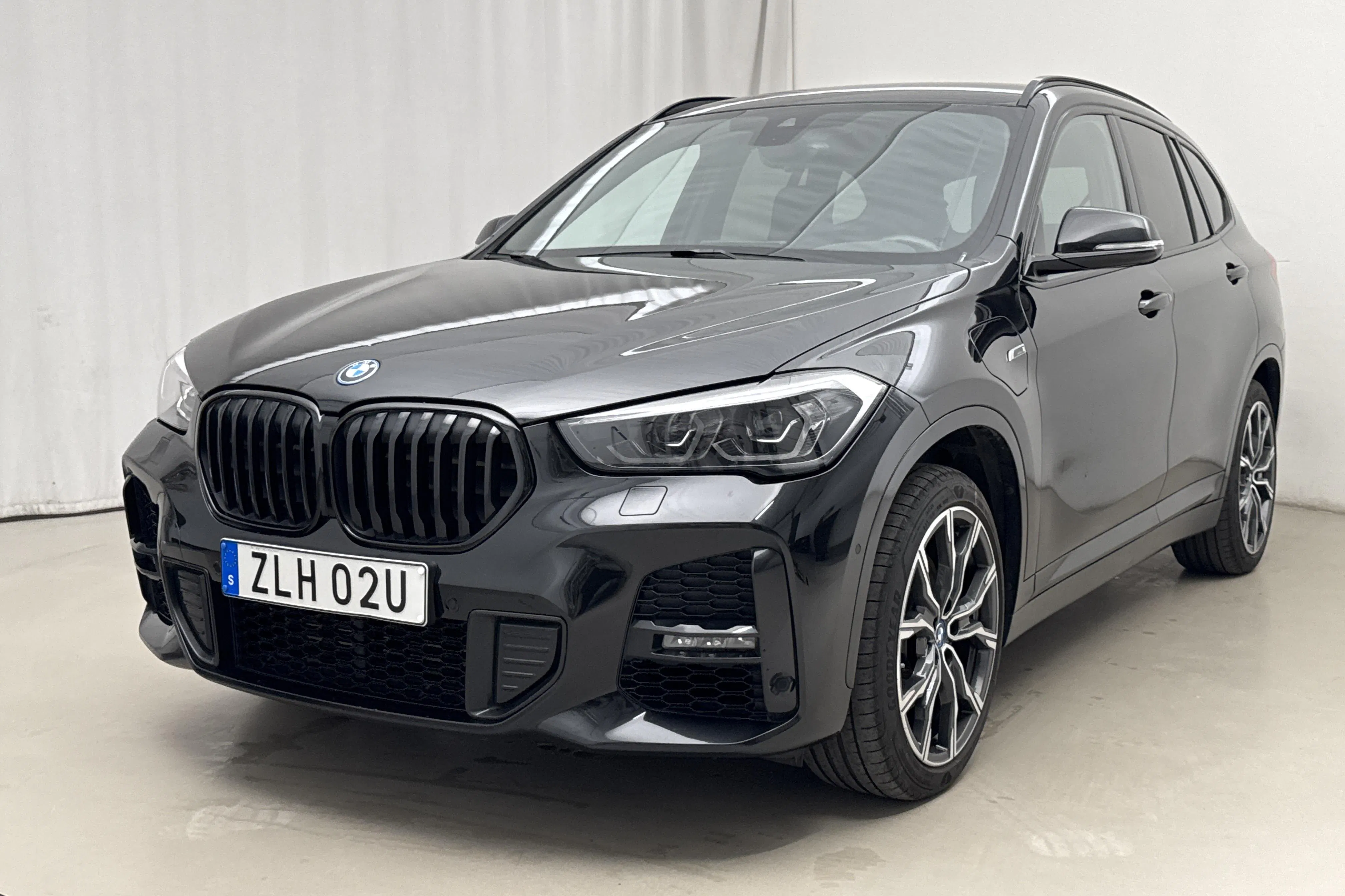 Presentationsfoto 1 av 19: BMW X1 xDrive25e 9,7kWh LCI, F48 (220hk) - 7 558 mil - Automat - svart - 2022