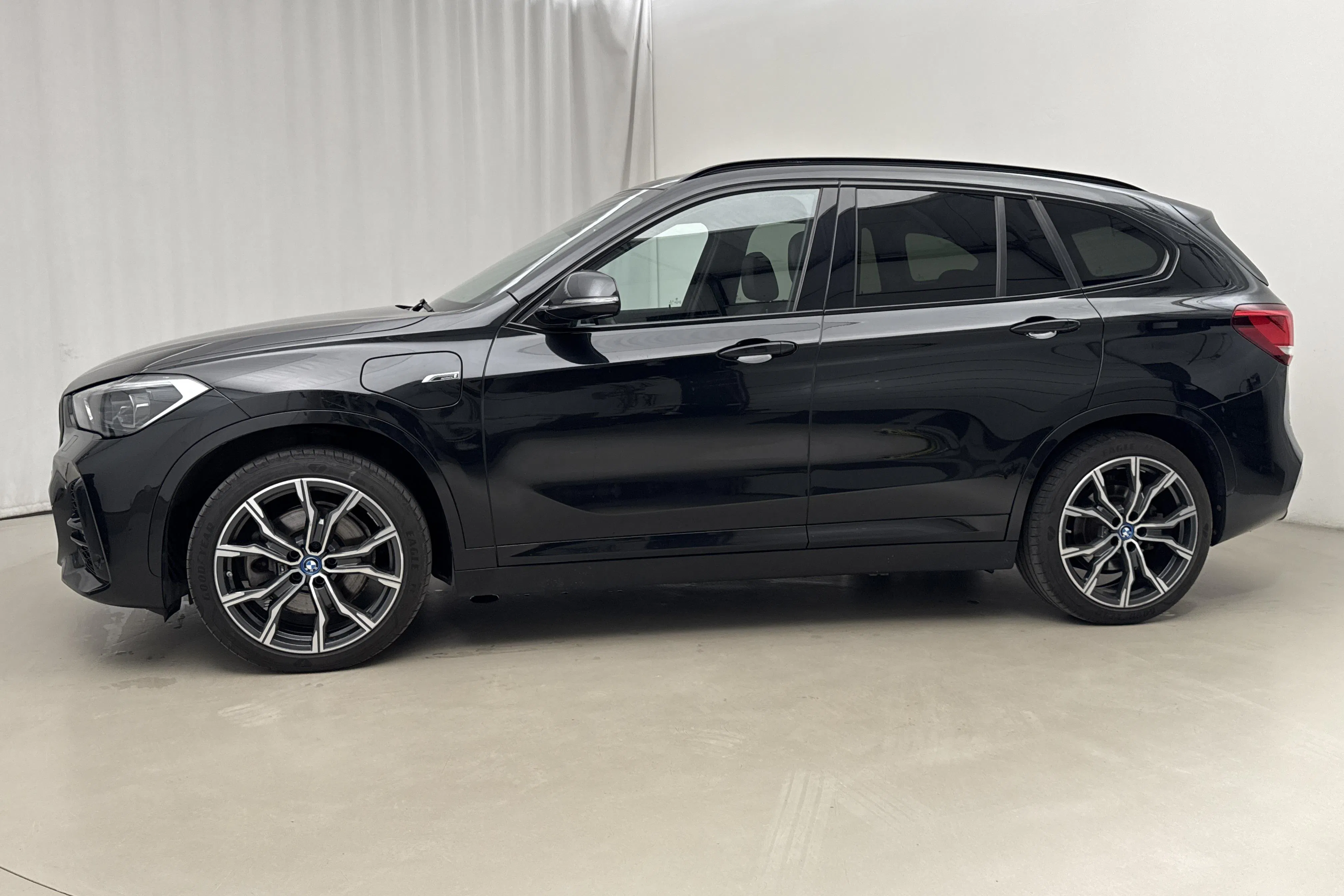 Presentationsfoto 2 av 19: BMW X1 xDrive25e 9,7kWh LCI, F48 (220hk) - 7 558 mil - Automat - svart - 2022