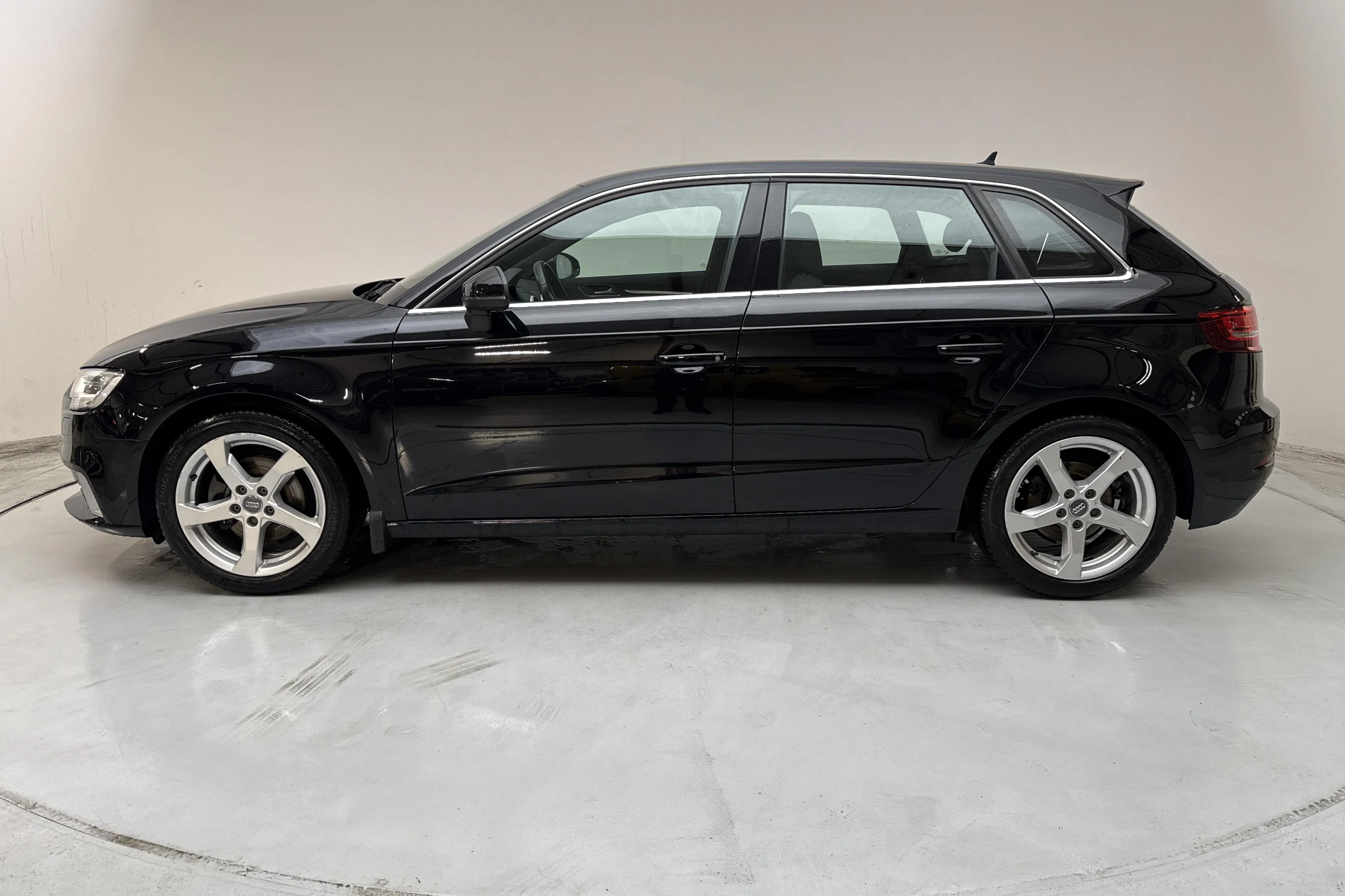 Presentationsfoto 2 av 12: Audi A3 1.0 TFSI Sportback (116hk) - 3 109 mil - Manuell - svart - 2017