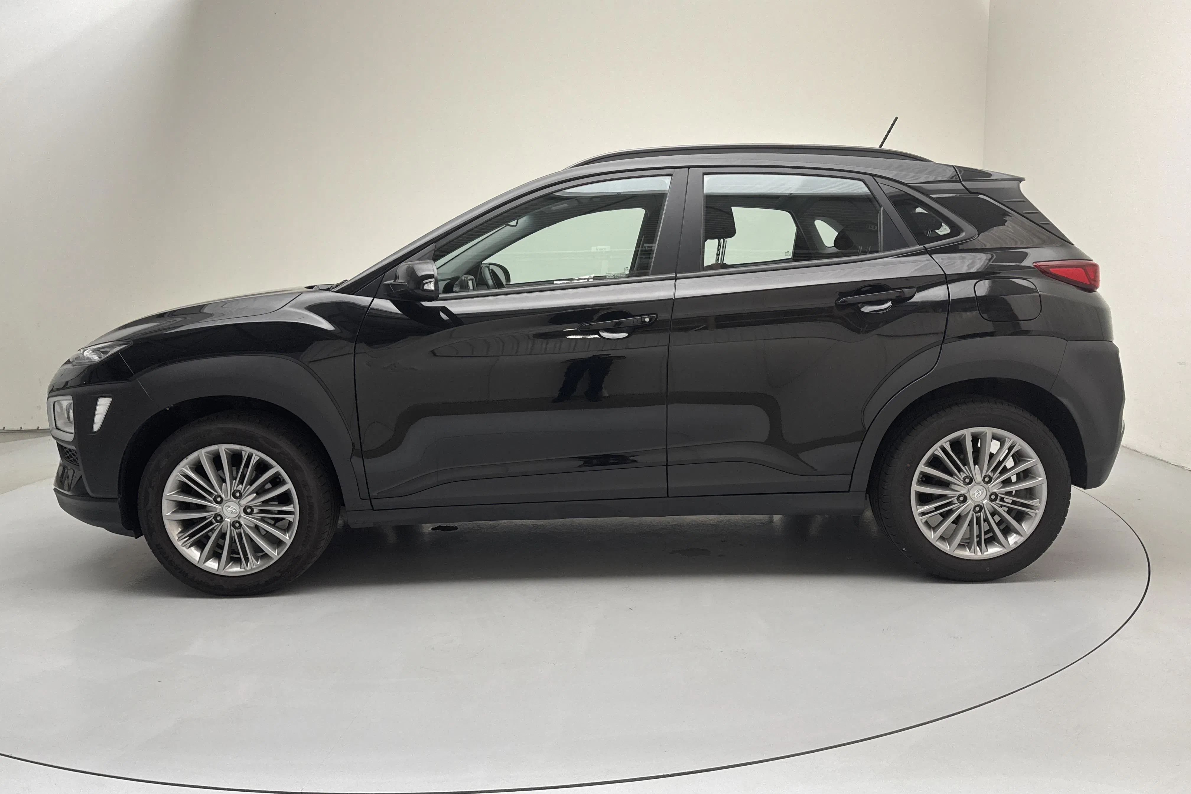 Presentationsfoto 2 av 14: Hyundai Kona 1.0 T-GDI (120hk) - 8 540 mil - Manuell - svart - 2019
