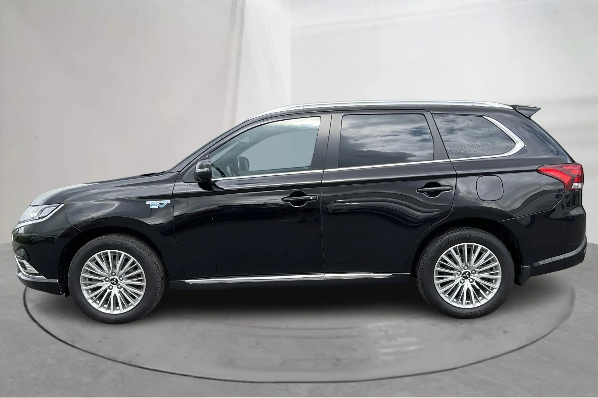 Presentationsfoto 2 av 17: Mitsubishi Outlander 2.4 Plug-in Hybrid 4WD (136hk) - 17 012 mil - Automat - svart - 2020