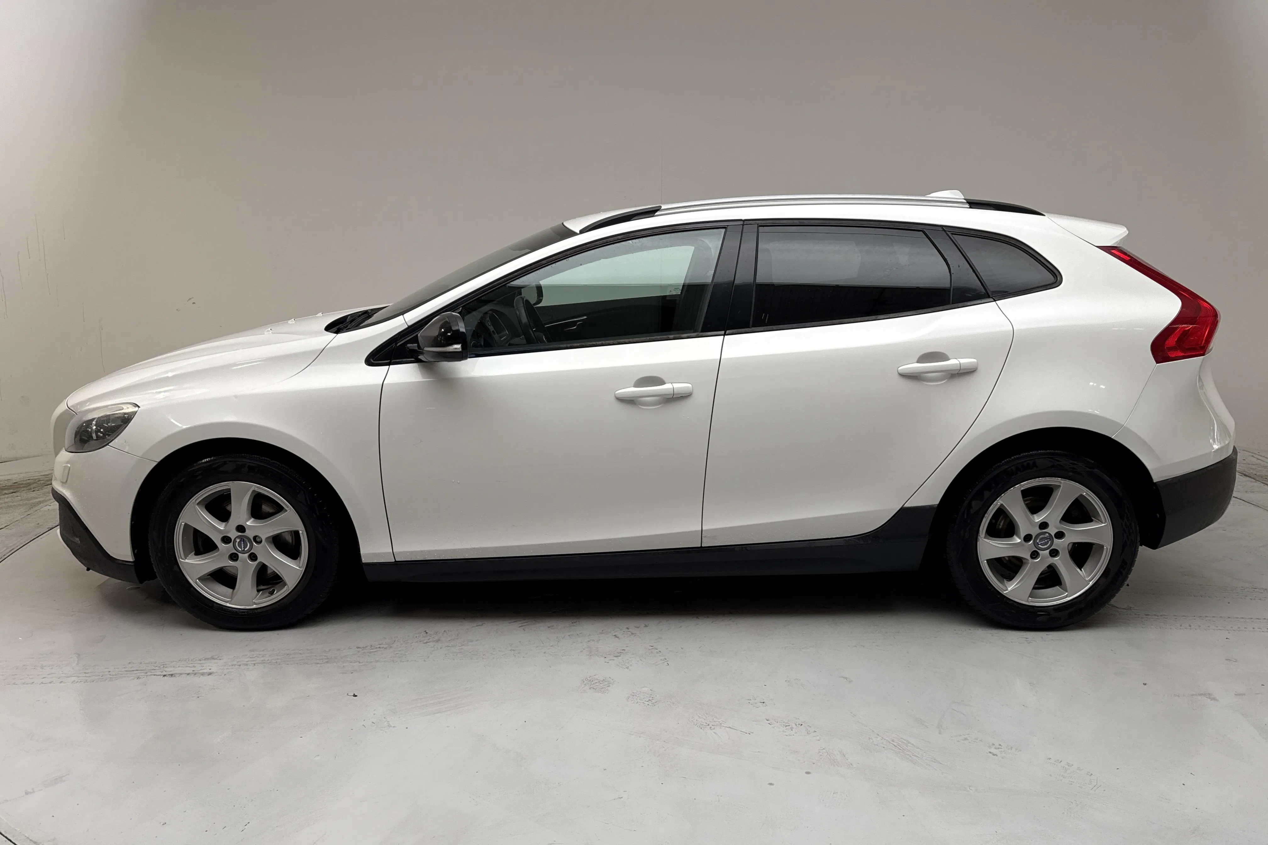 Presentationsfoto 2 av 14: Volvo V40 Cross Country D2 (115hk) - 21 887 mil - Manuell - vit - 2014