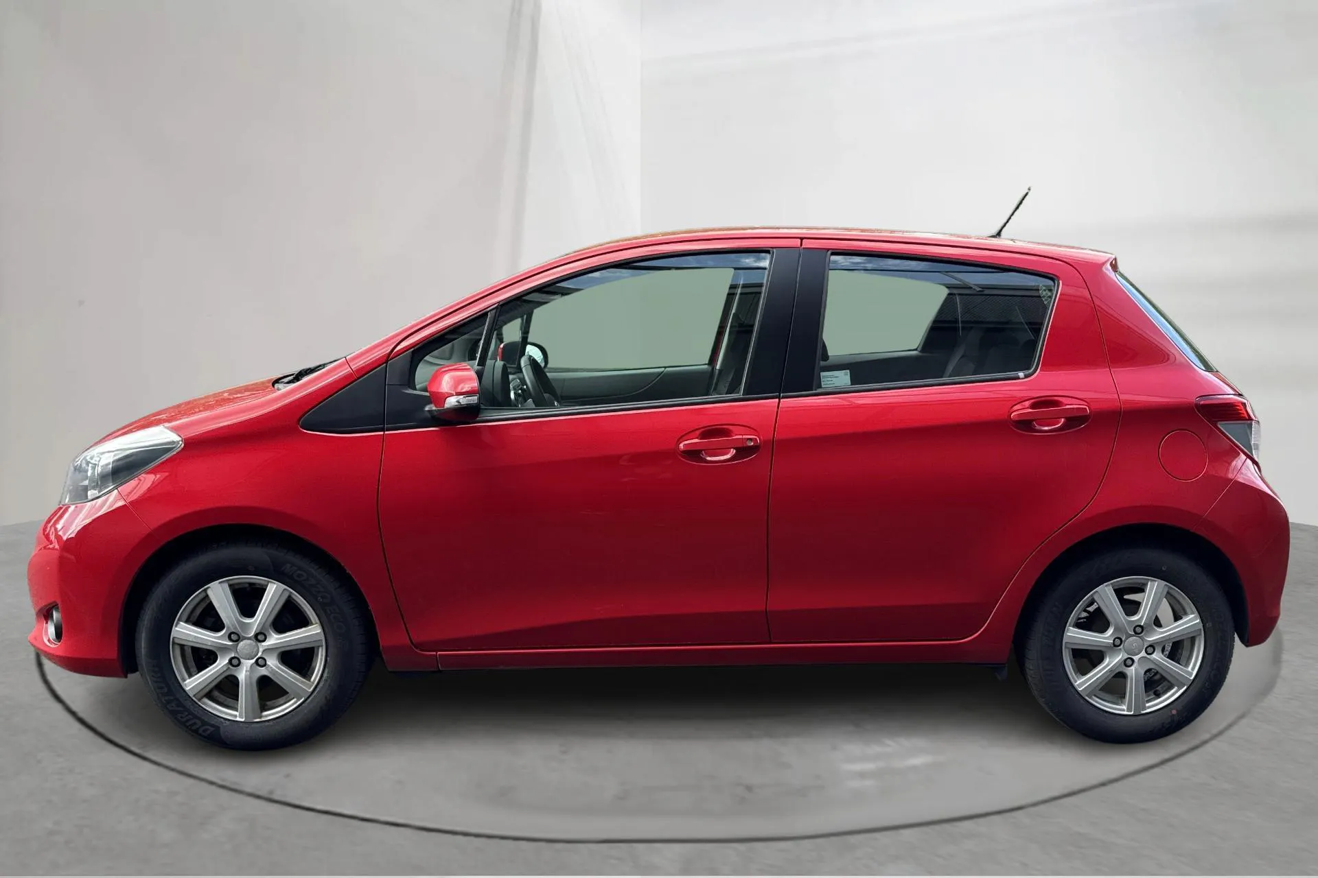 Presentationsfoto 2 av 14: Toyota Yaris 1.33 5dr (100hk) - 9 508 mil - Manuell - röd - 2013
