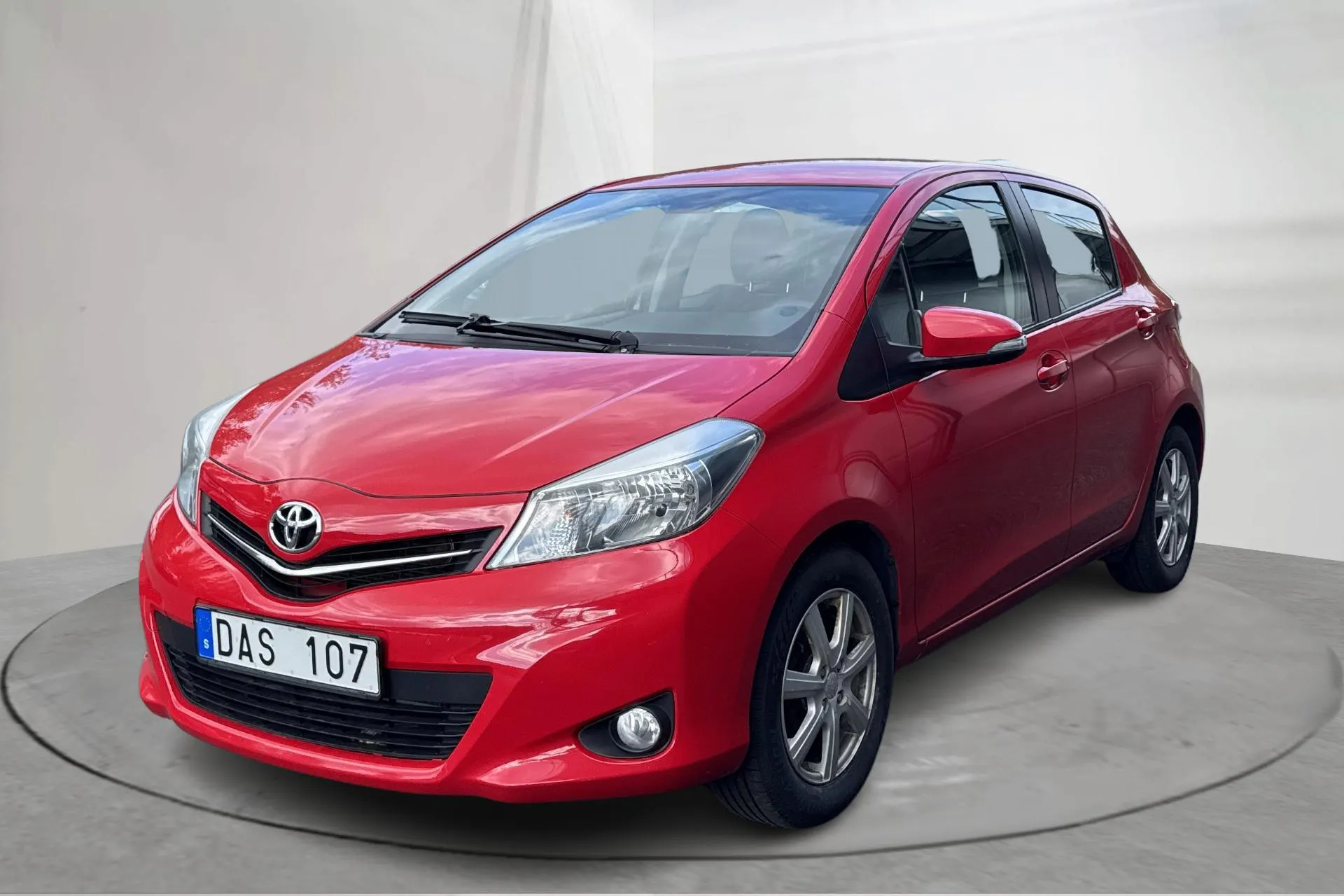 Presentationsfoto 1 av 14: Toyota Yaris 1.33 5dr (100hk) - 9 508 mil - Manuell - röd - 2013