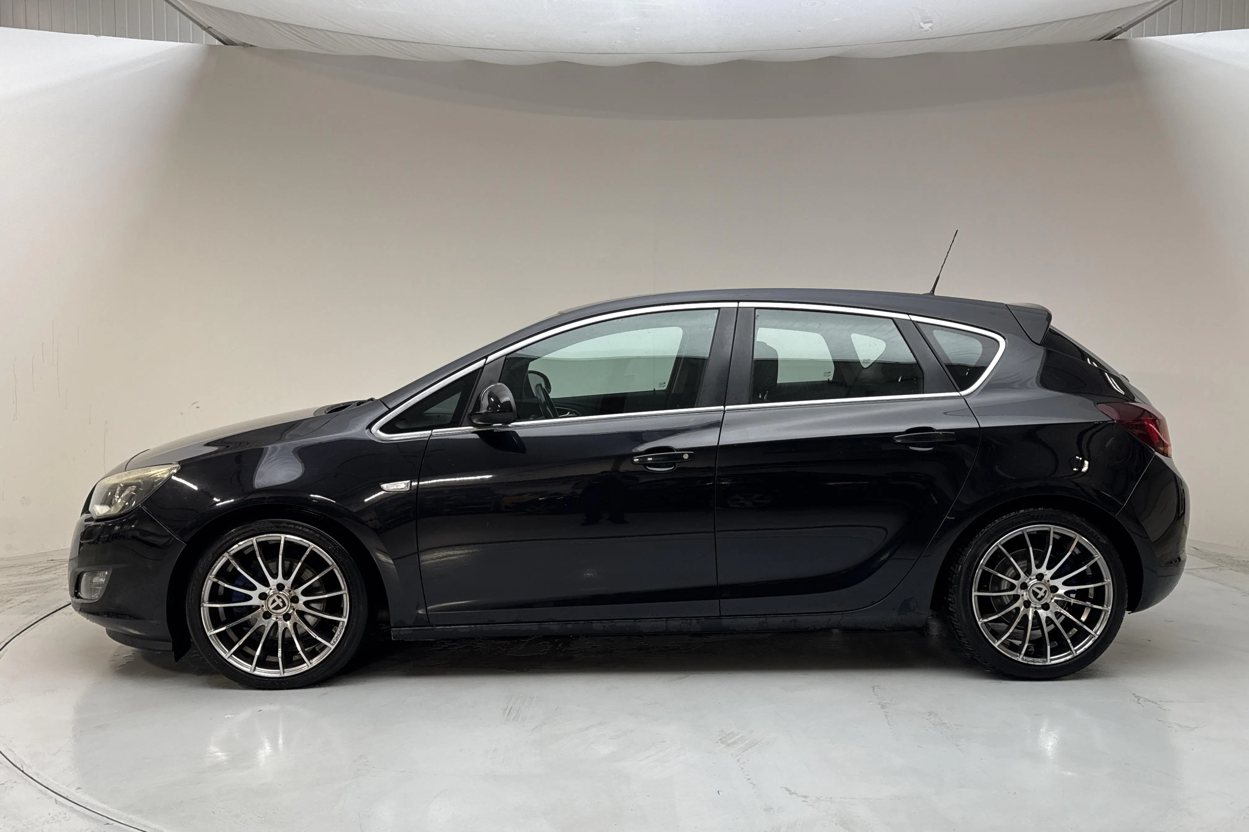 Presentationsfoto 2 av 13: Opel Astra 1.6 Turbo ECOTEC 5dr (180hk) - 17 356 mil - Manuell - svart - 2010