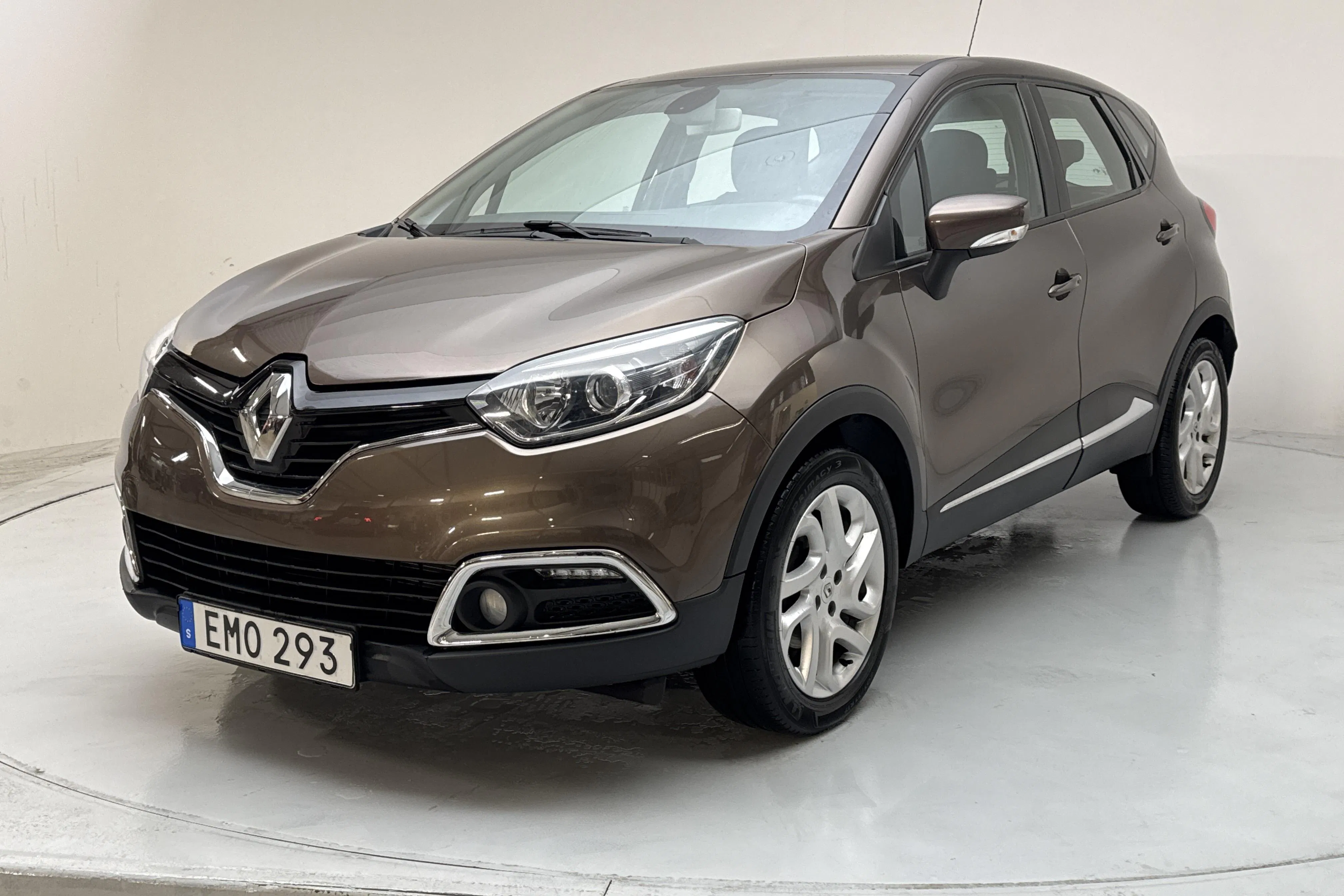 Presentationsfoto 1 av 14: Renault Captur 1.2 TCe (120hk) - 7 743 mil - Automat - brun - 2015