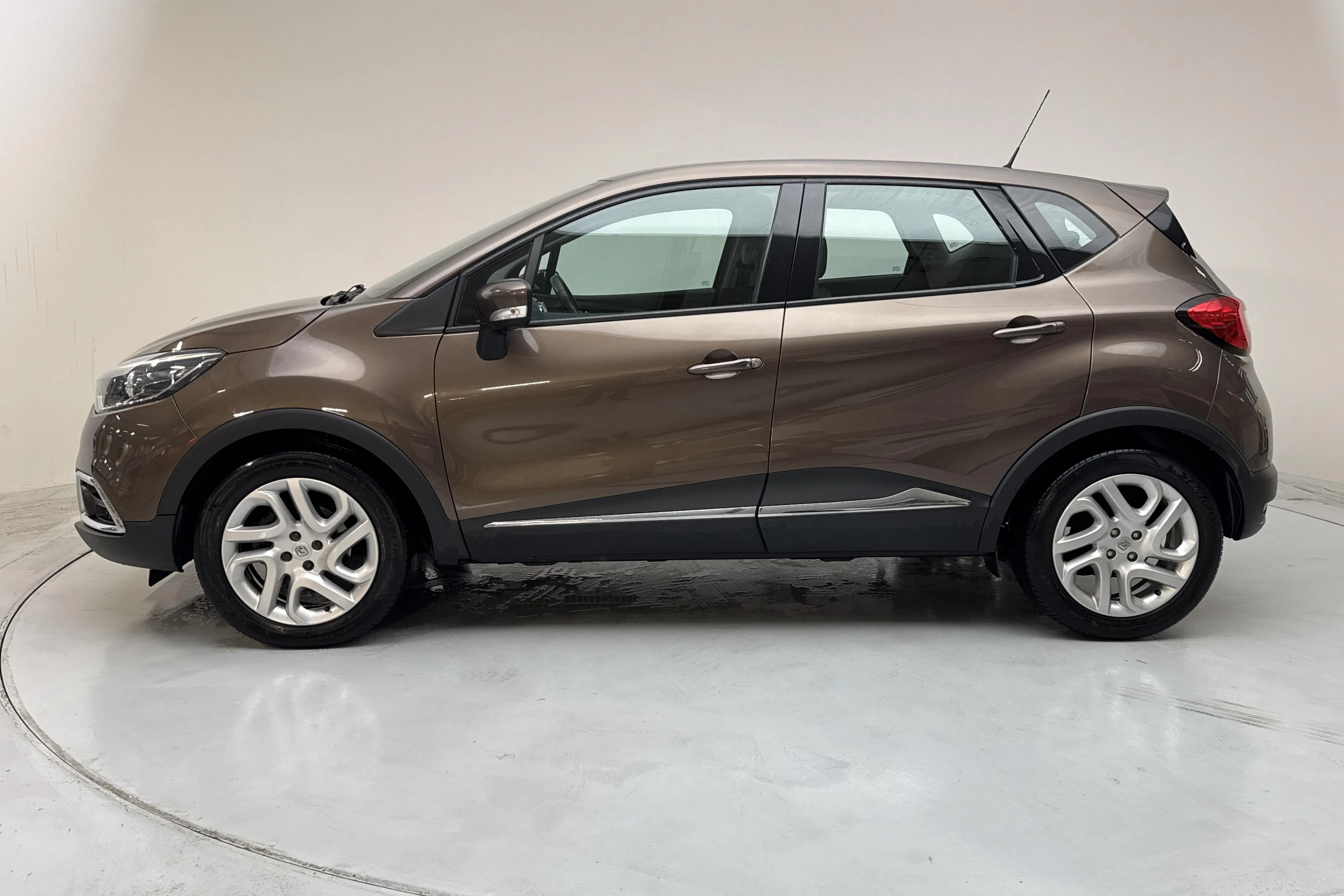 Presentationsfoto 2 av 14: Renault Captur 1.2 TCe (120hk) - 7 743 mil - Automat - brun - 2015