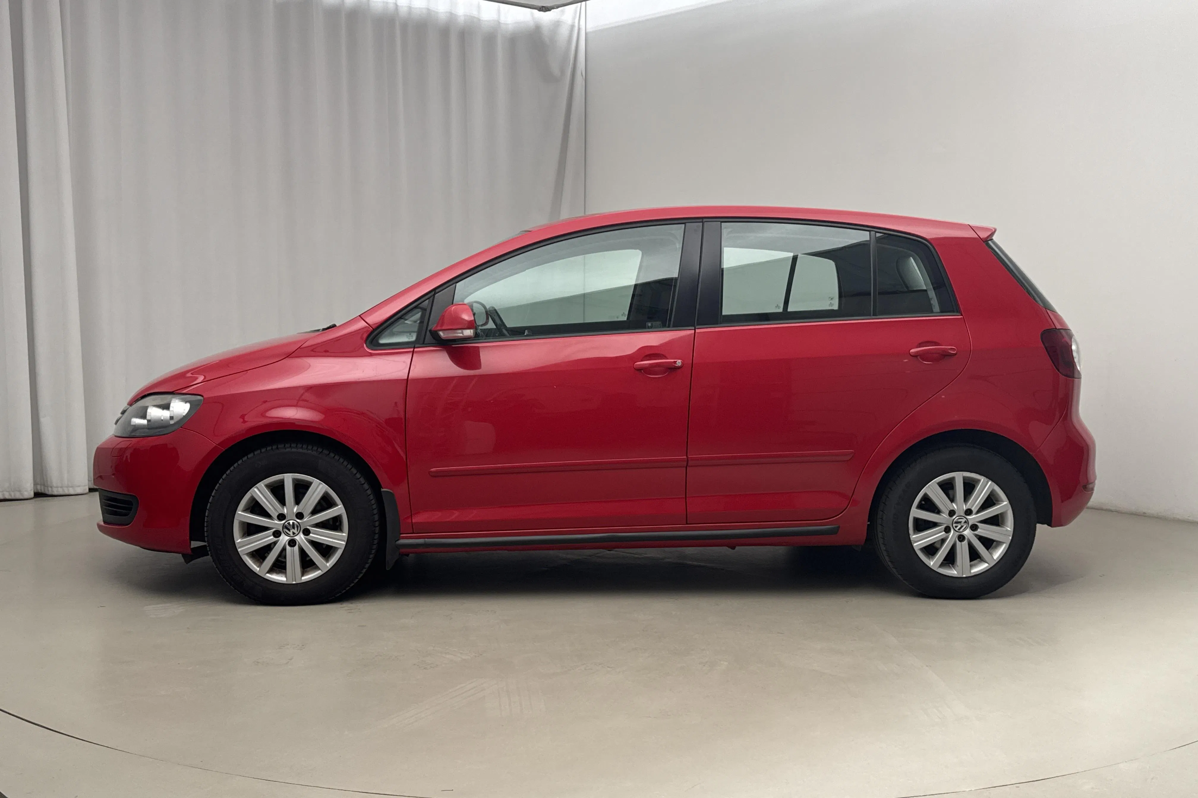Presentationsfoto 2 av 15: VW Golf VI 1.6 TDI BlueMotion Technology Plus (105hk) - 16 026 mil - Manuell - röd - 2011