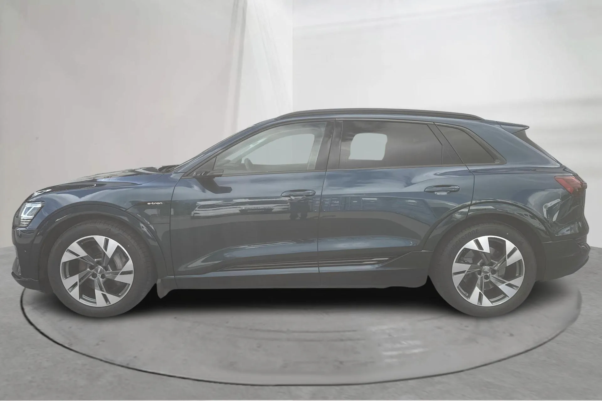 Presentation photo 2 of 22: Audi e-tron 55 quattro 95kWh (360hk) - 81 750 km - Automatic - blue - 2020