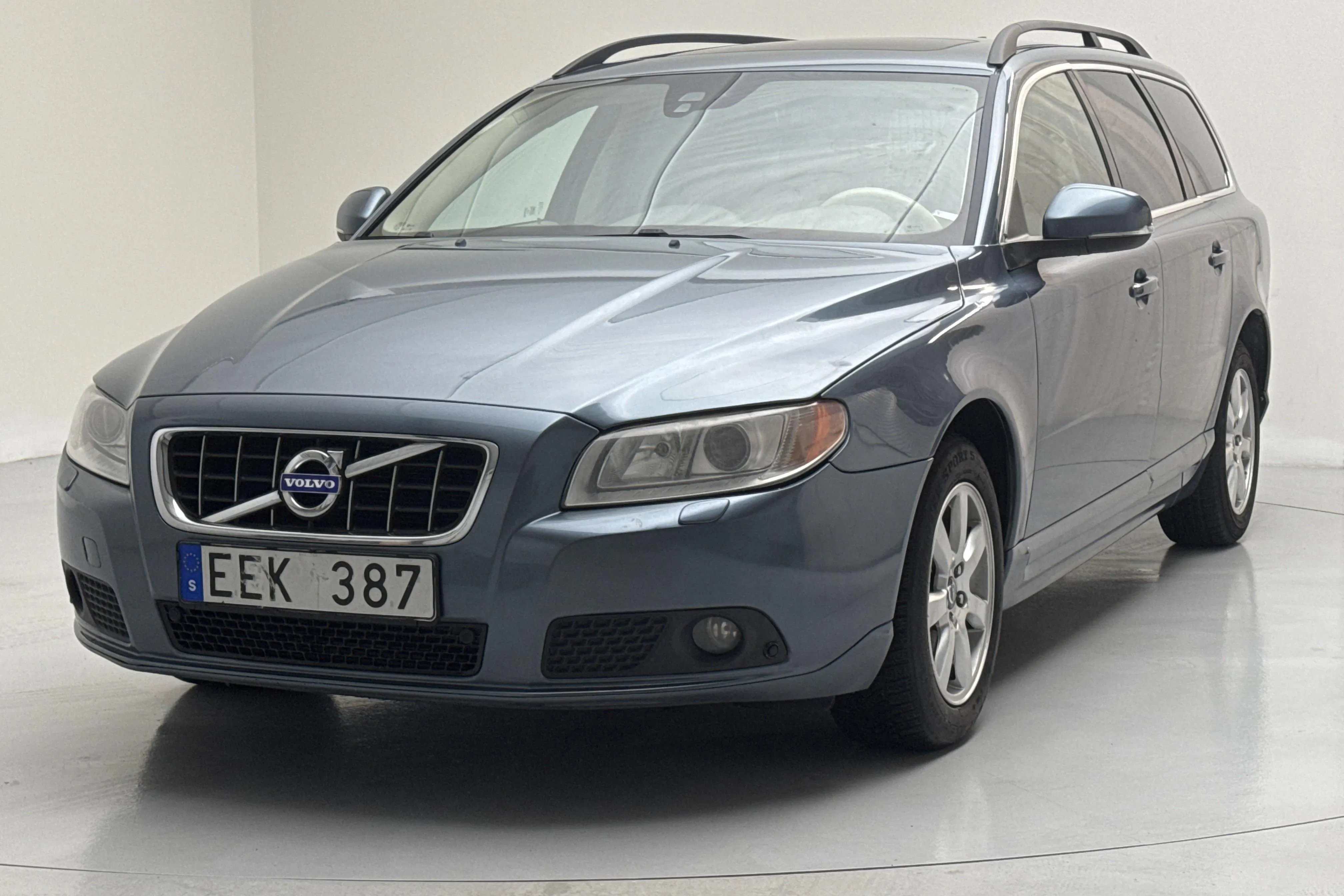 Presentationsfoto 1 av 13: Volvo V70 II D3 (163hk) - 20 548 mil - Automat - blå - 2012