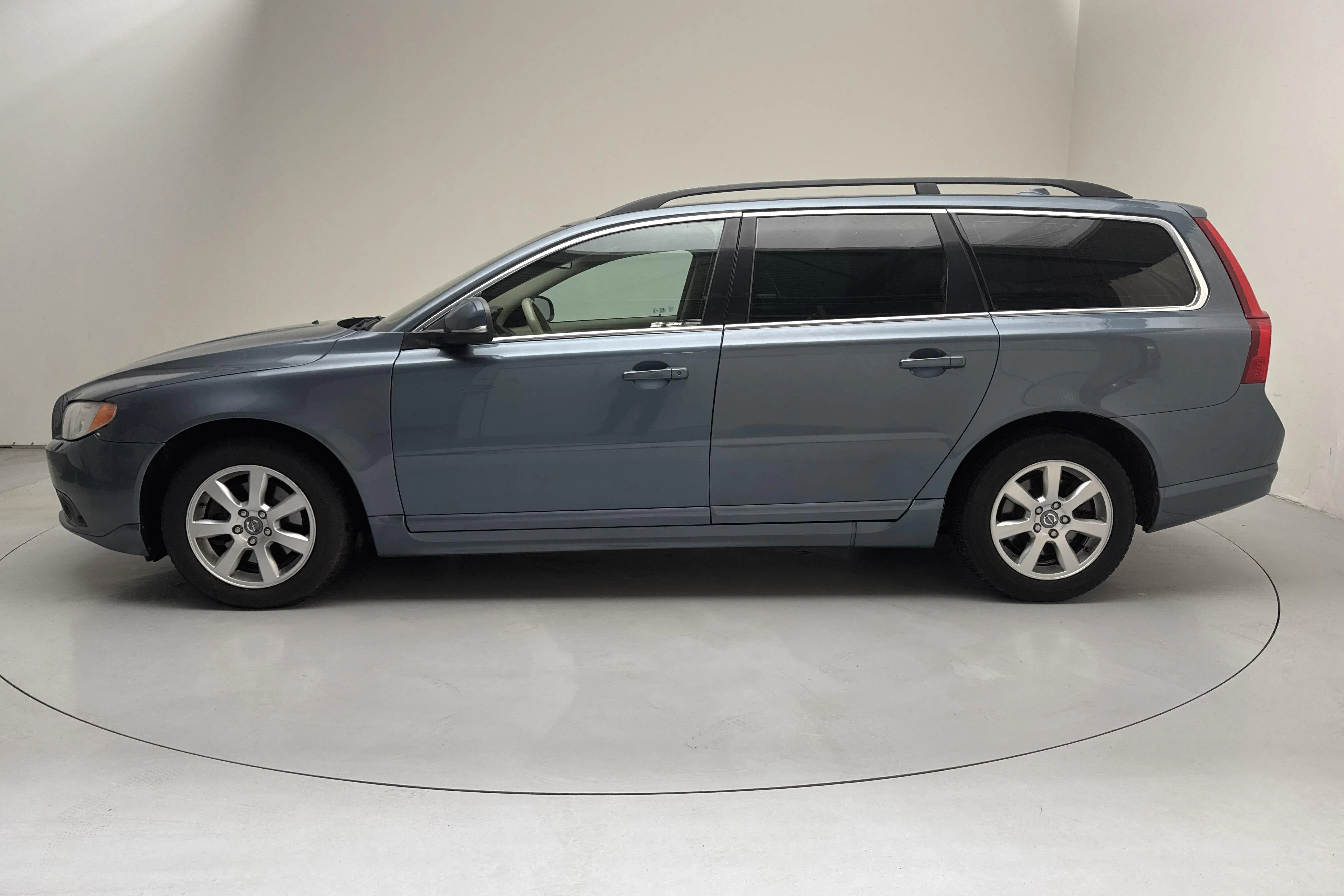Presentationsfoto 2 av 13: Volvo V70 II D3 (163hk) - 20 548 mil - Automat - blå - 2012
