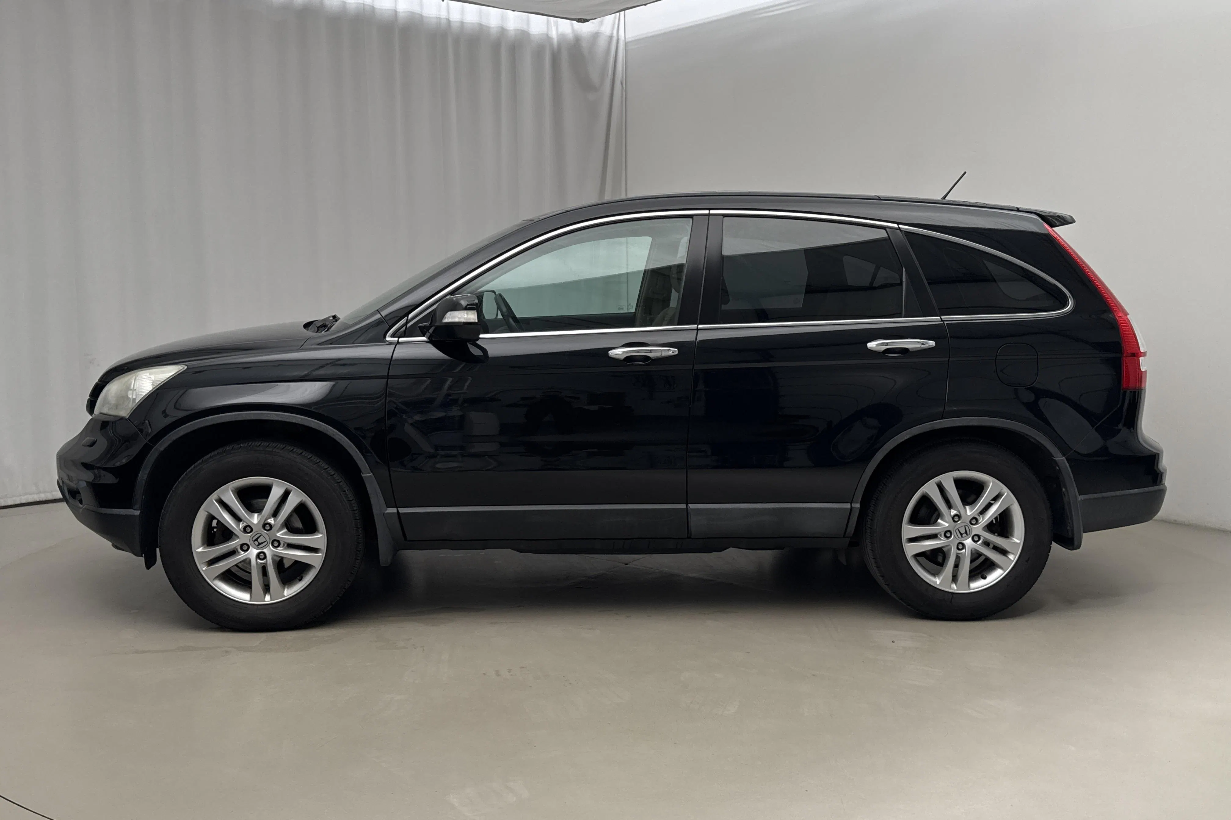 Presentation photo 2 of 12: Honda CR-V 2.0 I-VTEC (150hk) - 195 420 km - Manual - black - 2011