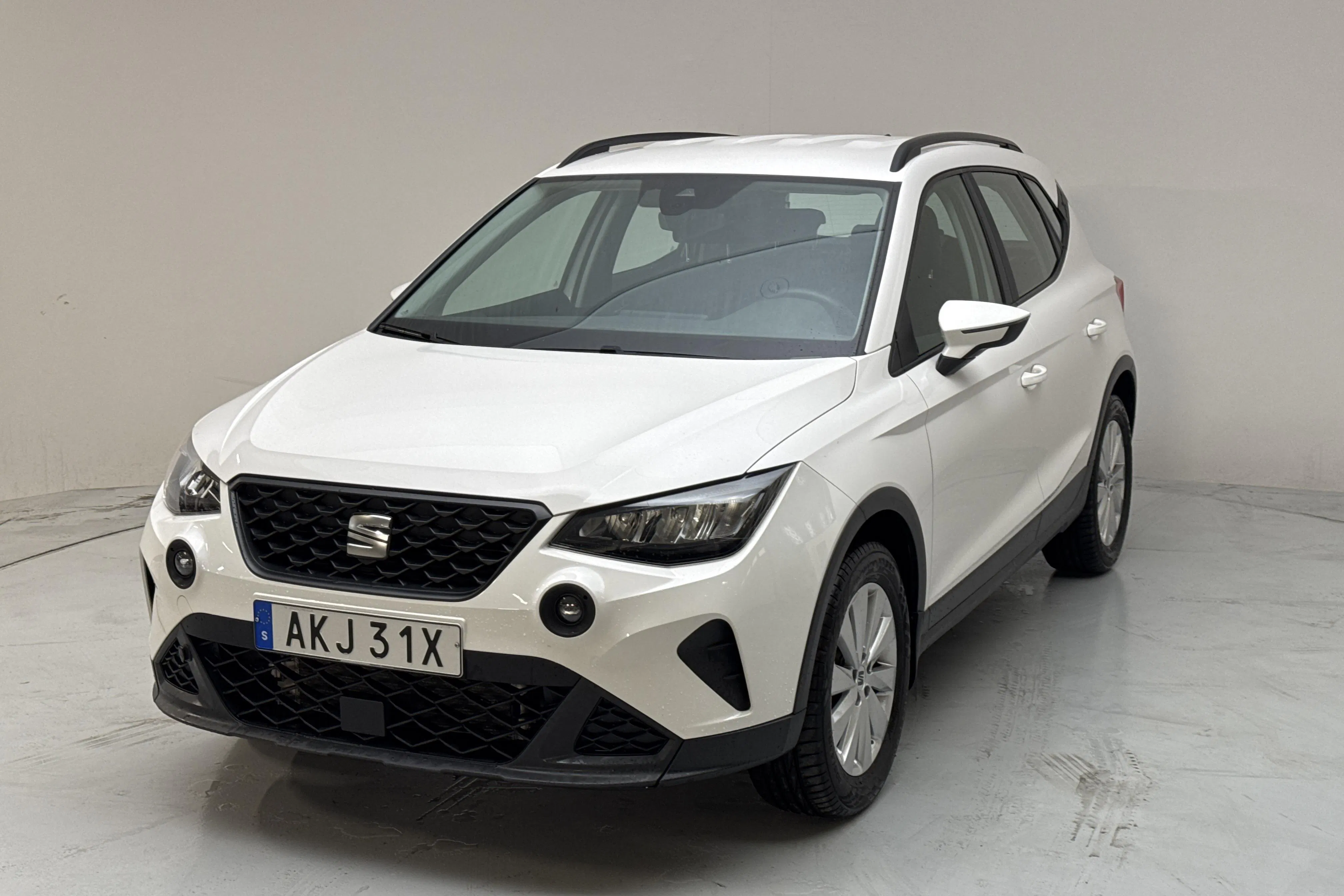 Presentation photo 1 of 12: Seat Arona 1.0 TGI 5dr (90hk) - 31 180 km - Manual - white - 2022
