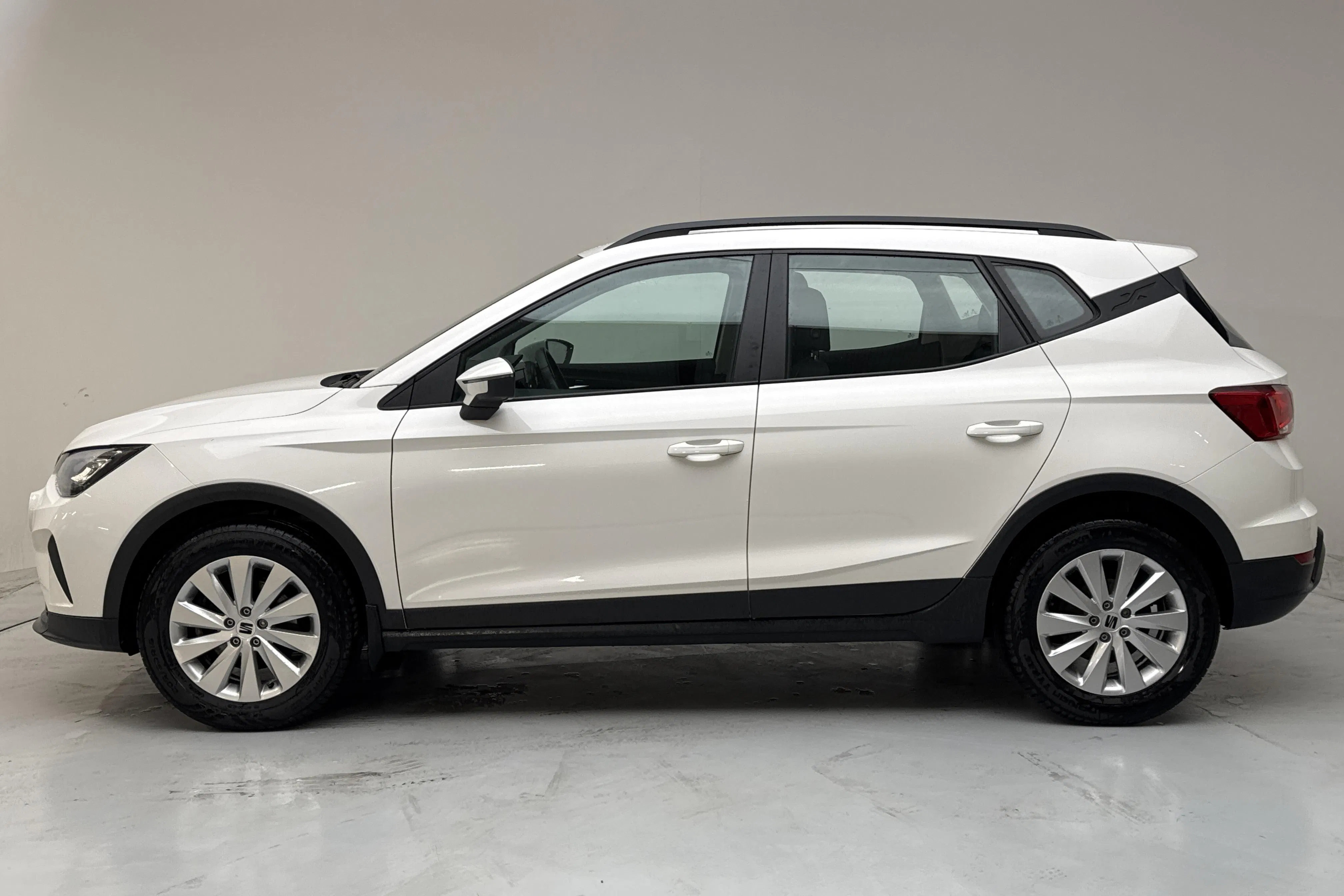Presentation photo 2 of 12: Seat Arona 1.0 TGI 5dr (90hk) - 31 180 km - Manual - white - 2022