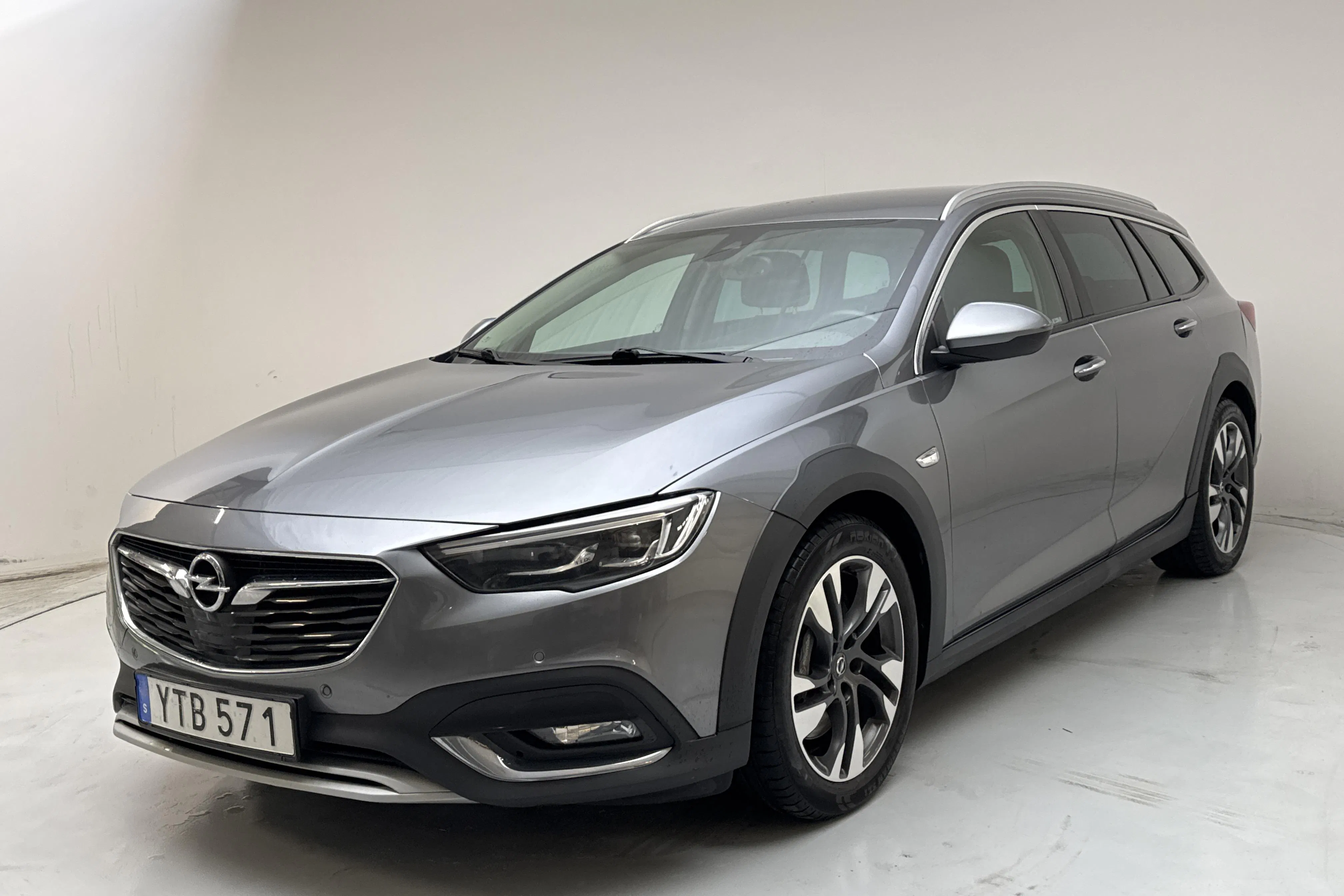 Presentationsfoto 1 av 15: Opel Insignia 2.0 Turbo Country Tourer 4x4 (260hk) - 19 799 mil - Automat - grå - 2018