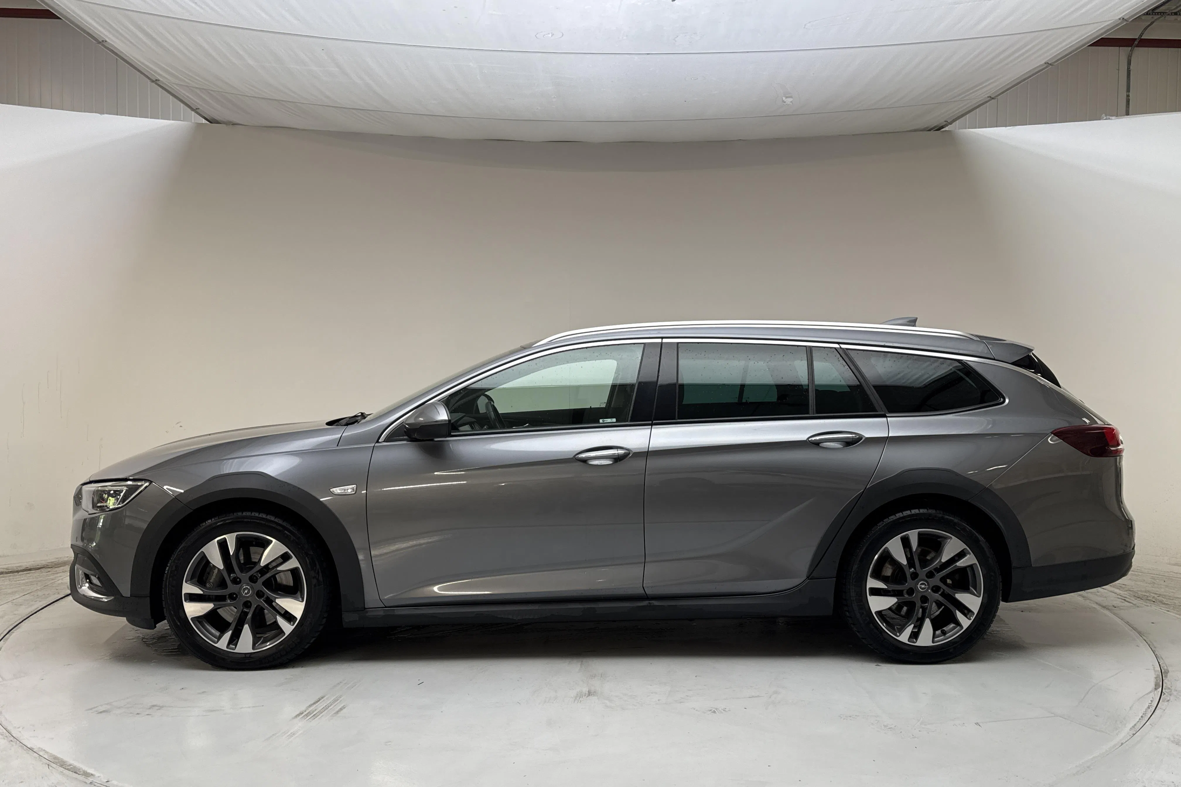 Presentationsfoto 2 av 15: Opel Insignia 2.0 Turbo Country Tourer 4x4 (260hk) - 19 799 mil - Automat - grå - 2018