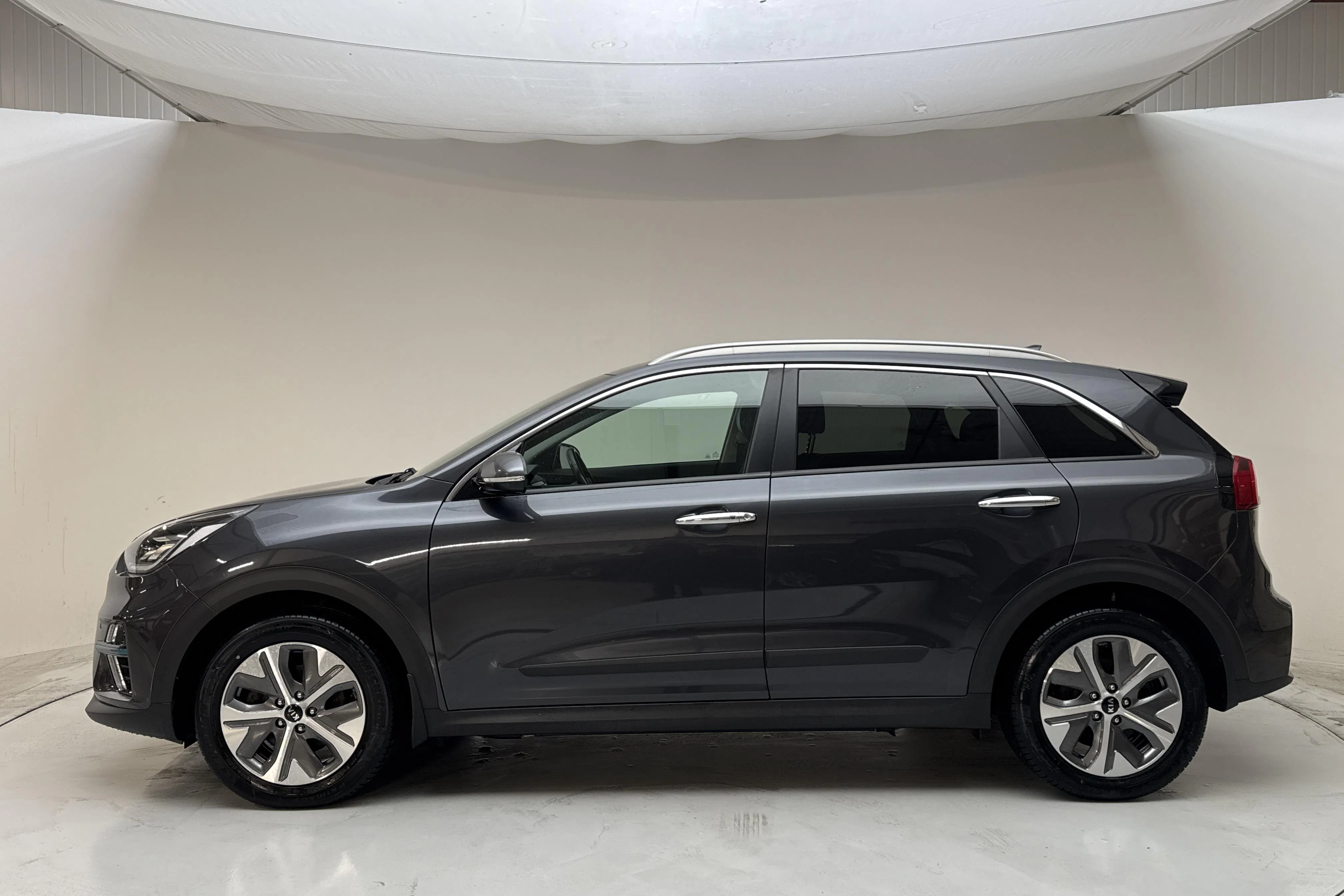 Presentation photo 2 of 16: KIA e-Niro 64kWh (204hk) - 133 820 km - Automatic - gray - 2019