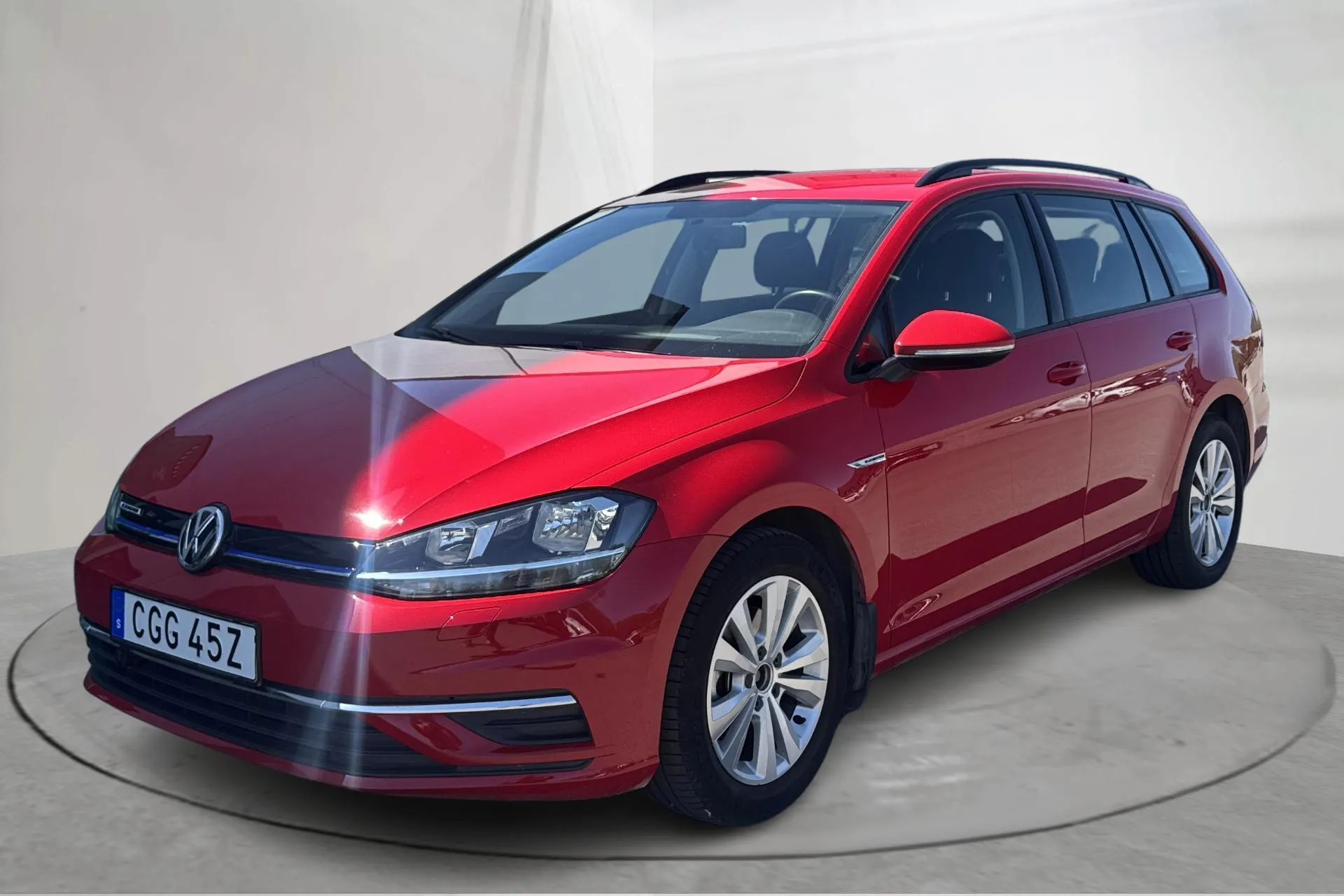 Presentationsfoto 1 av 13: VW Golf VII 1.5 TGI Sportscombi (130hk) - 1 912 mil - Manuell - röd - 2019