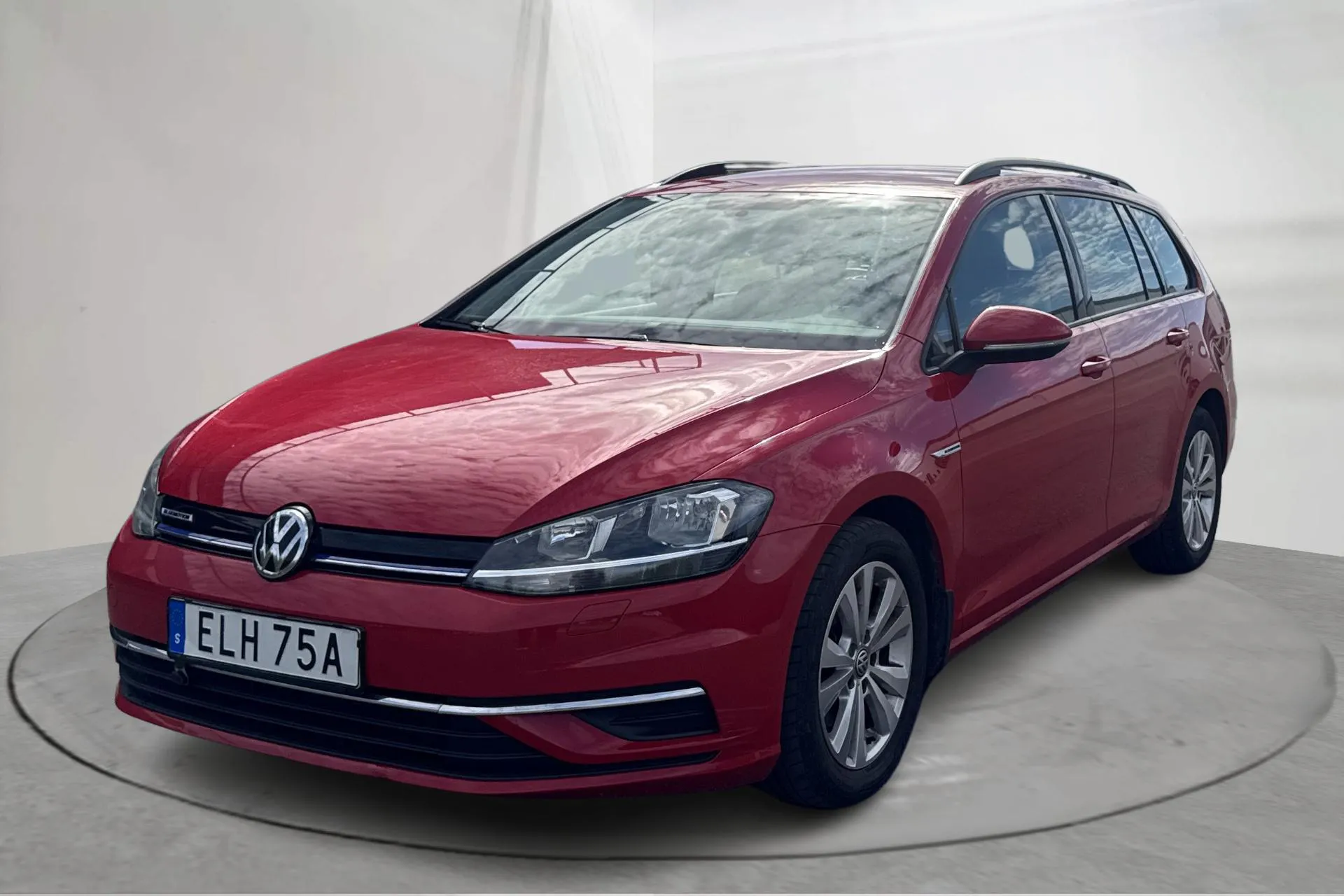 Presentation photo 1 of 14: VW Golf VII 1.5 TGI Sportscombi (130hk) - 63 280 km - Automatic - red - 2020