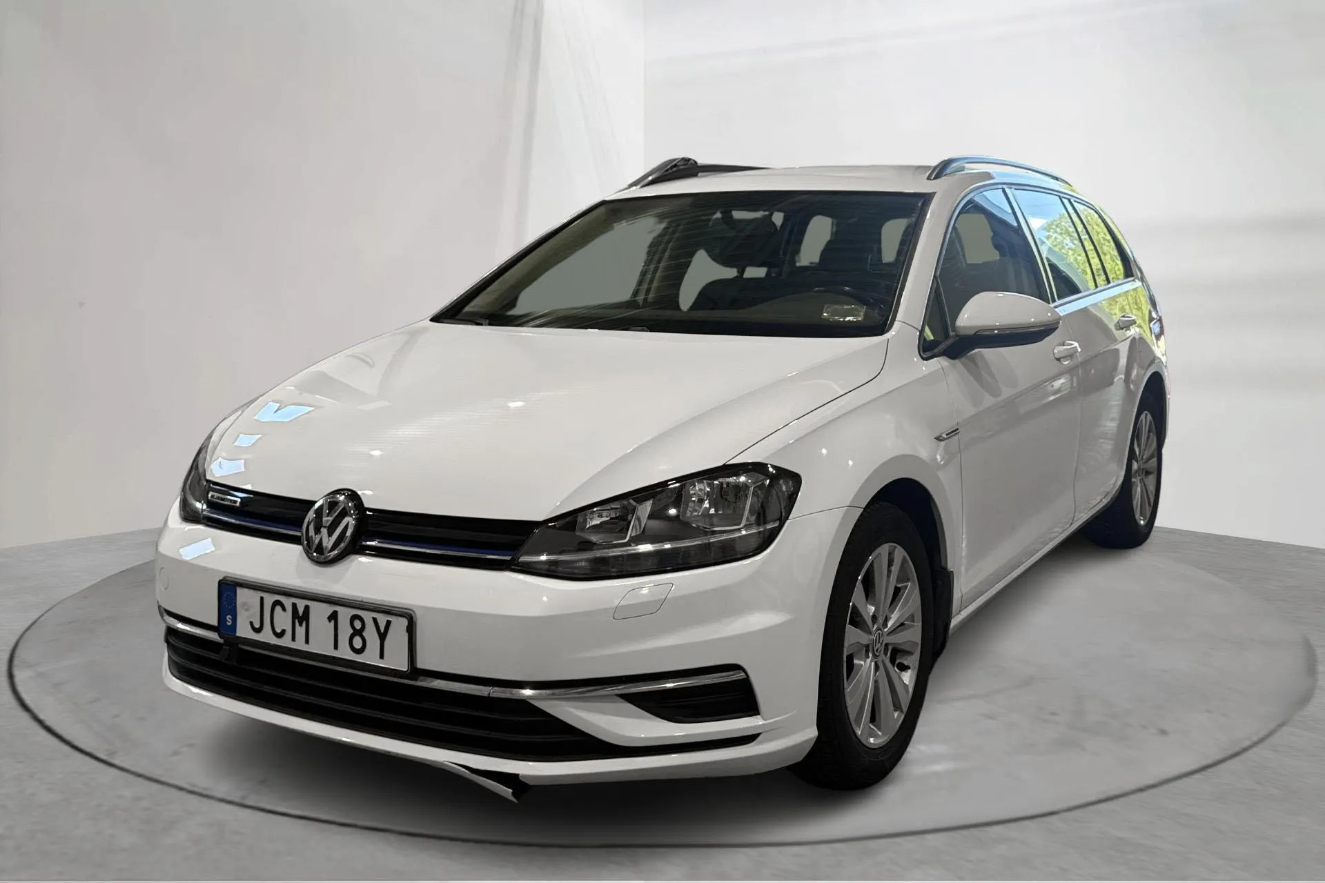 Presentationsfoto 1 av 13: VW Golf VII 1.5 TGI Sportscombi (130hk) - 11 796 mil - Automat - vit - 2020