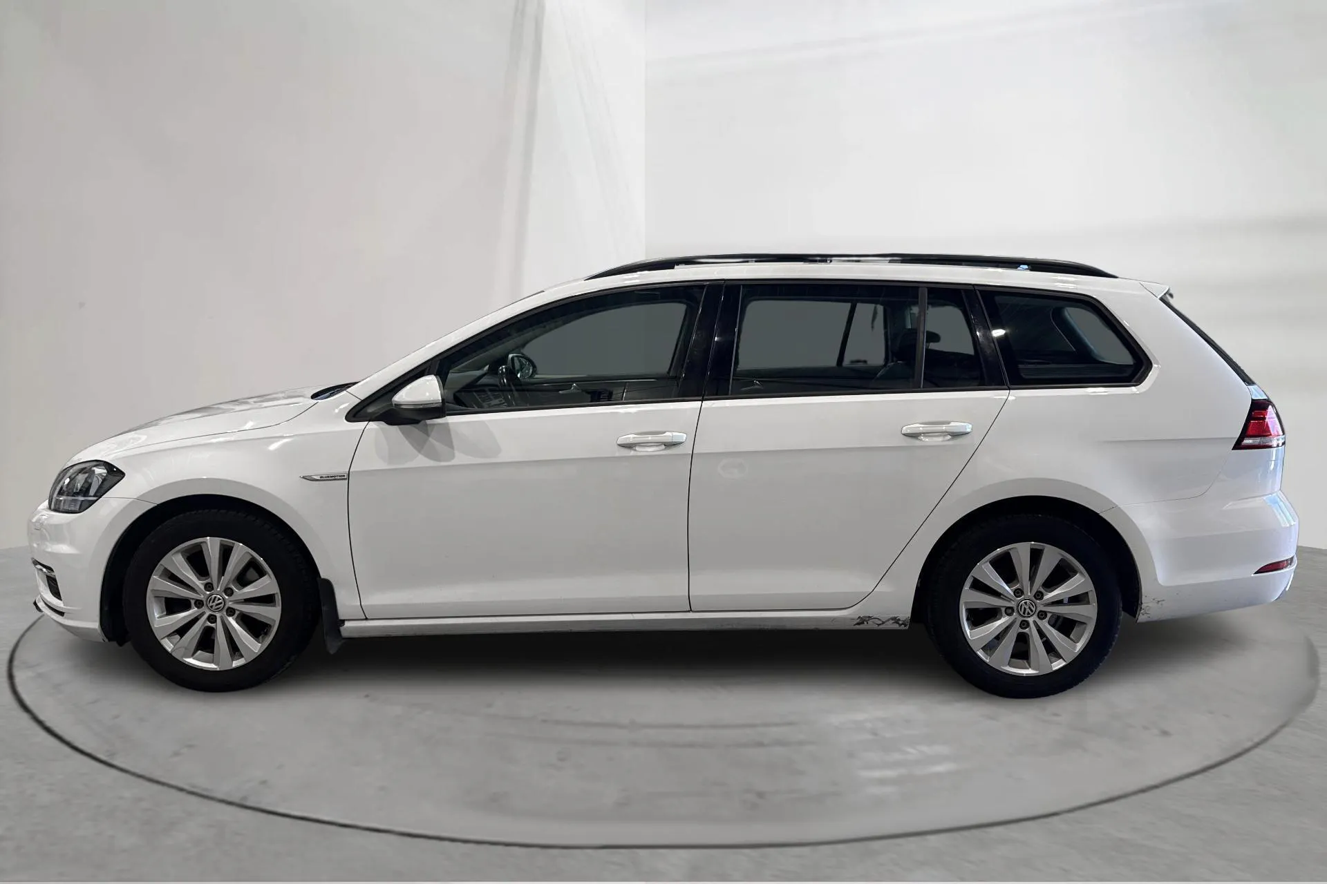 Presentationsfoto 2 av 13: VW Golf VII 1.5 TGI Sportscombi (130hk) - 11 796 mil - Automat - vit - 2020