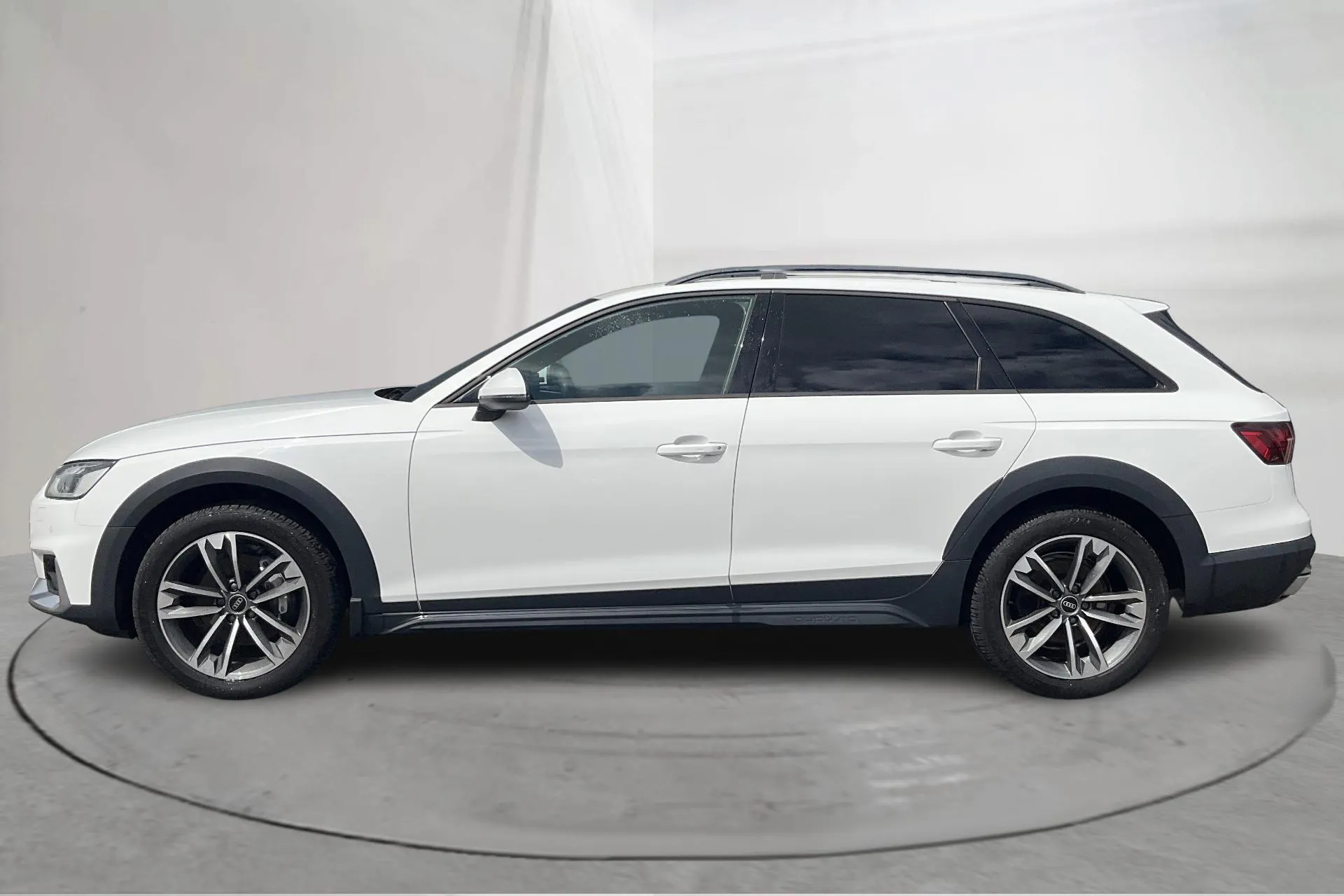 Presentationsfoto 2 av 18: Audi A4 Allroad 40 TDI quattro (204hk) - 15 749 mil - Automat - vit - 2021
