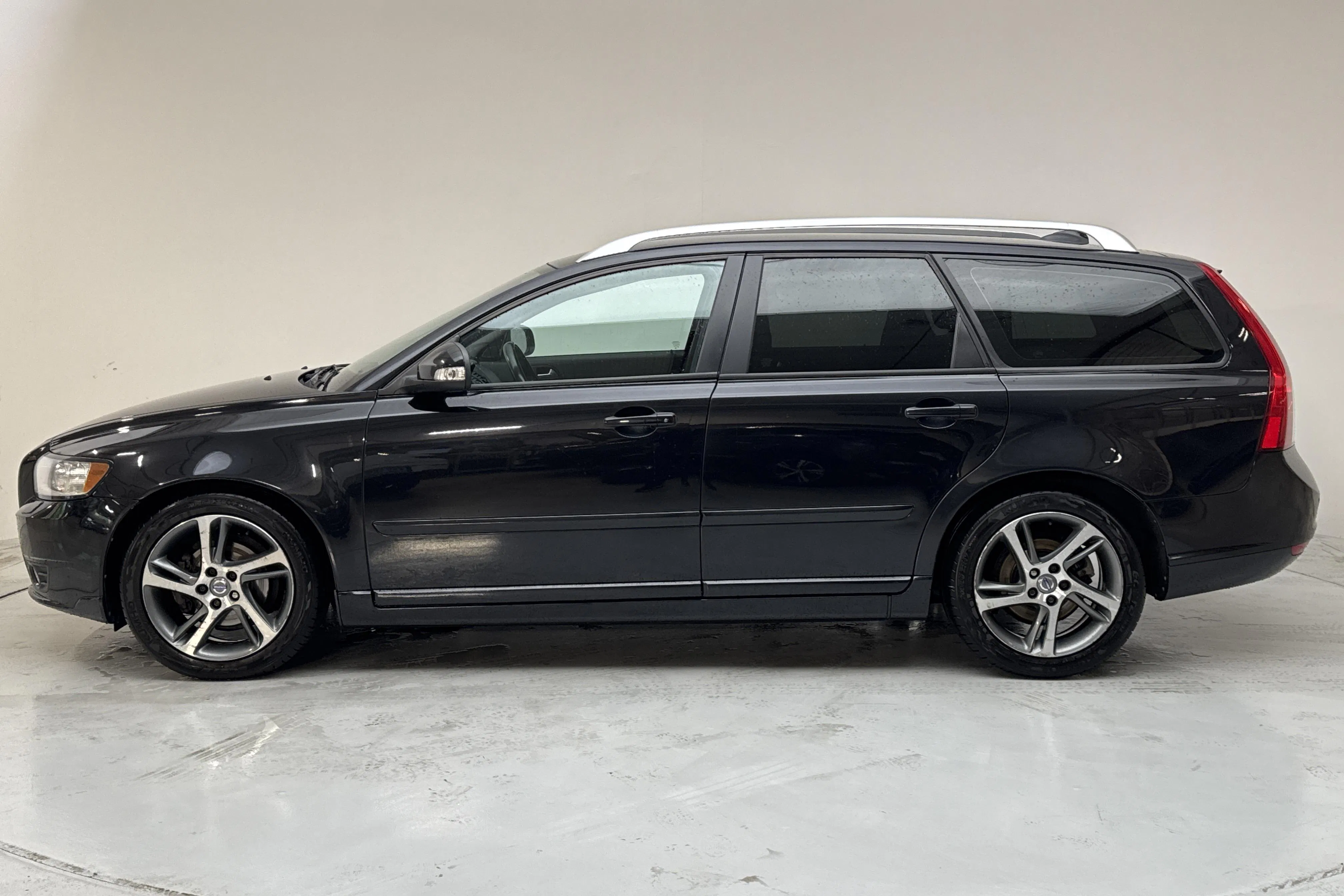 Presentation photo 2 of 12: Volvo V50 D2 (115hk) - 138 390 km - Manual - black - 2012