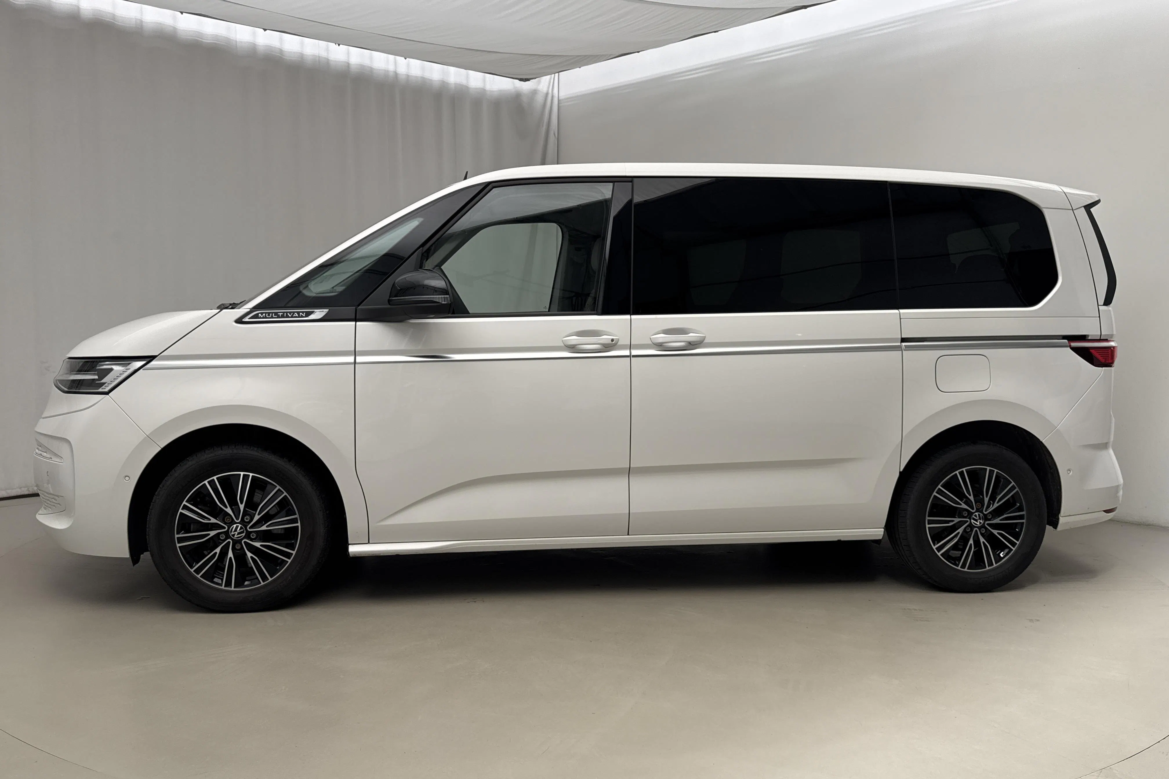 Presentationsfoto 2 av 22: VW Multivan T7 1.4 eHybrid (218hk) - 5 829 mil - Automat - vit - 2023