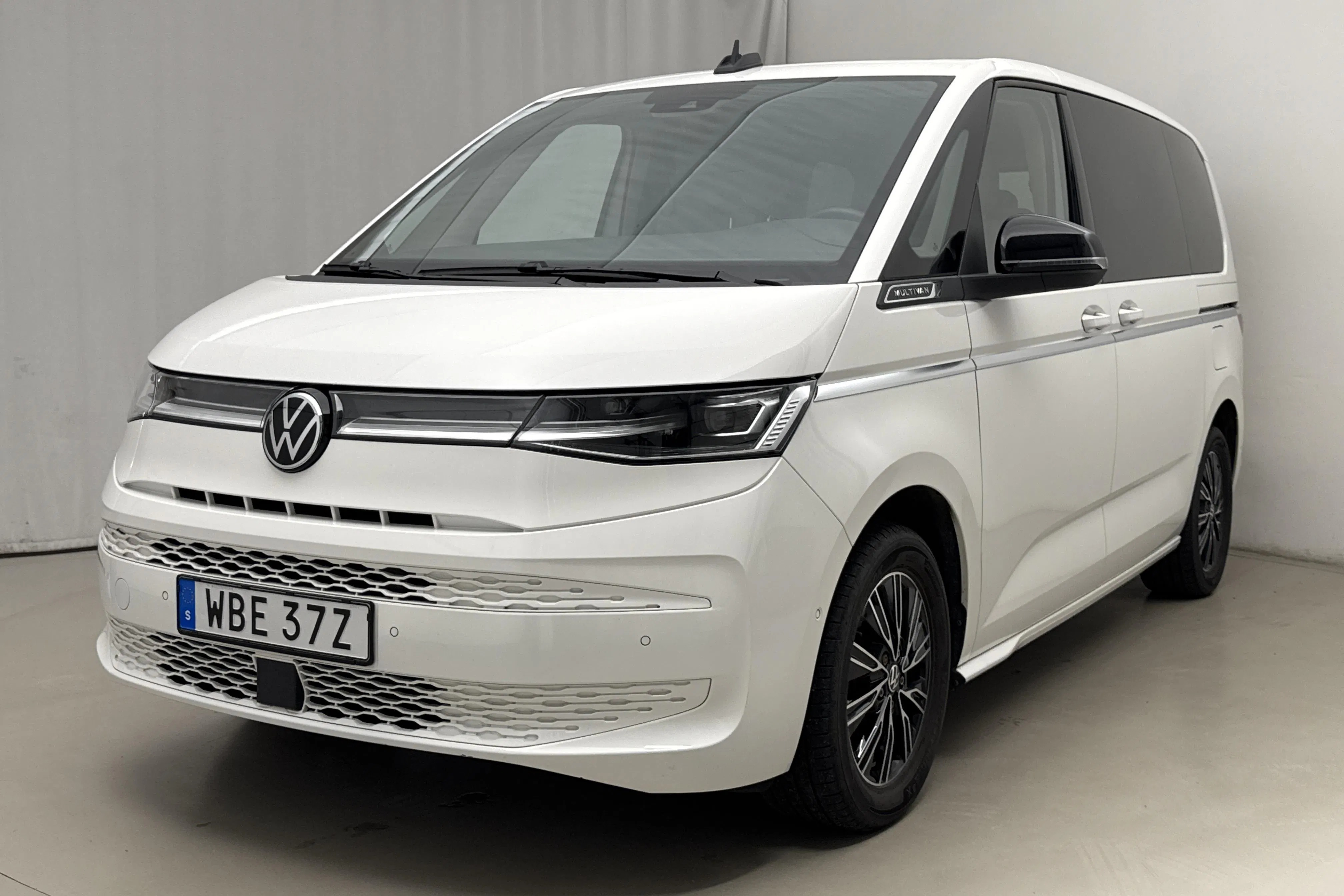 Presentationsfoto 1 av 22: VW Multivan T7 1.4 eHybrid (218hk) - 5 829 mil - Automat - vit - 2023