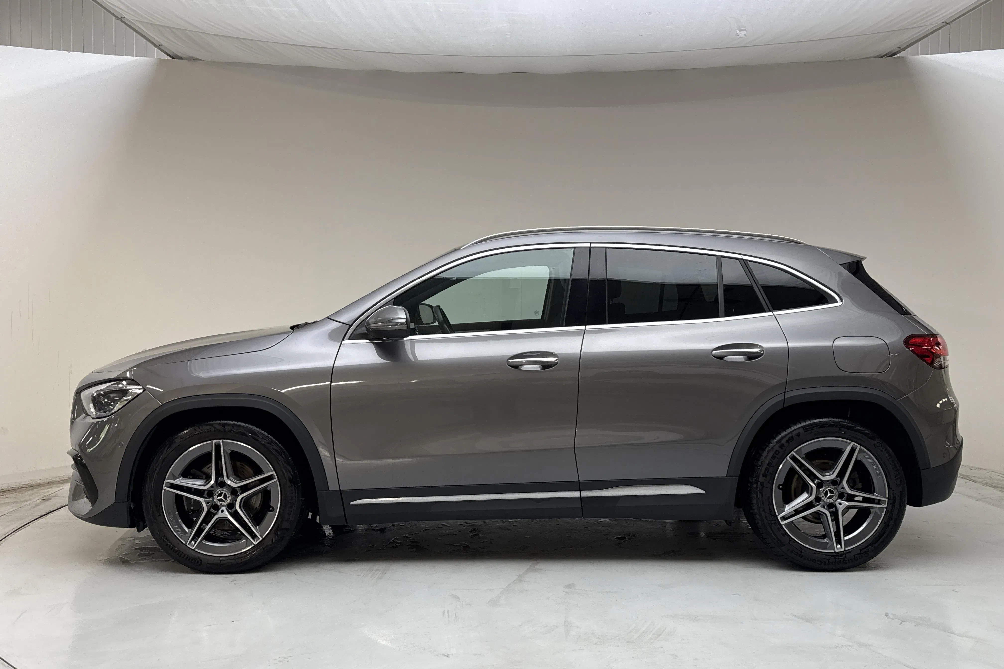 Presentationsfoto 2 av 15: Mercedes GLA 200 H247 (163hk) - 11 544 mil - Automat - Dark Grey - 2022