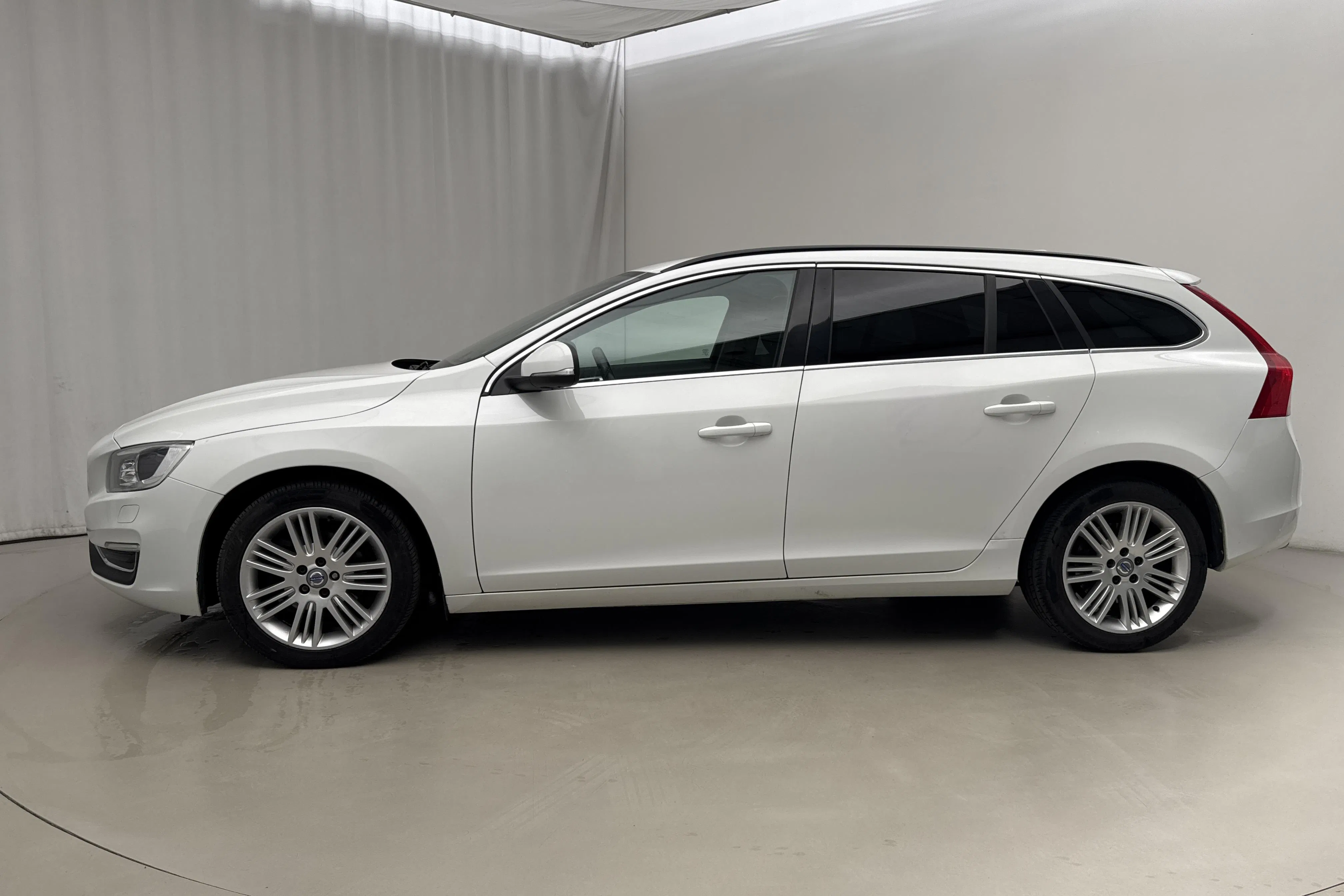 Presentation photo 2 of 18: Volvo V60 D4 (190hk) - 180 870 km - Automatic - white - 2016