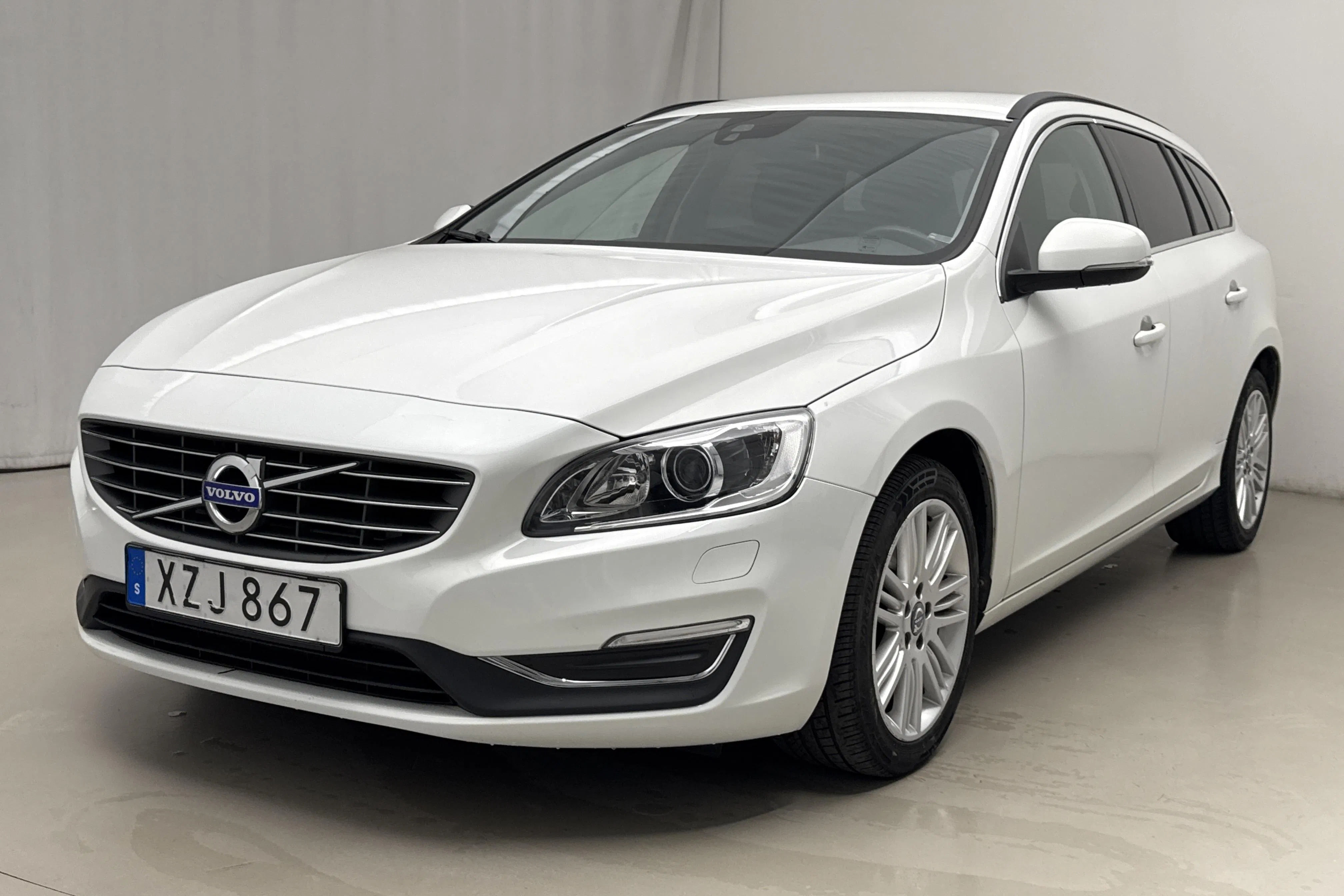 Presentation photo 1 of 18: Volvo V60 D4 (190hk) - 180 870 km - Automatic - white - 2016