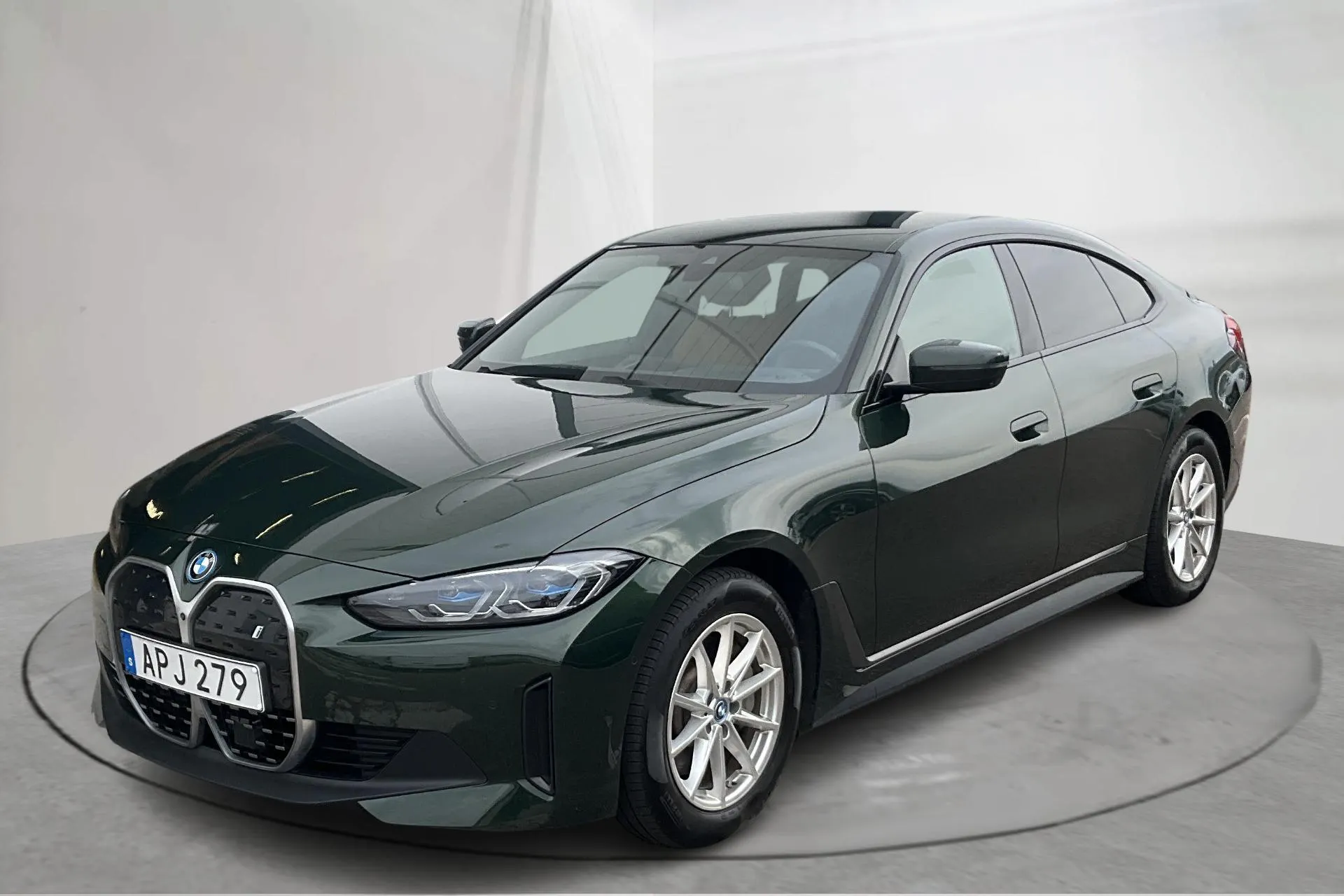 Presentationsfoto 1 av 20: BMW i4 eDrive40, G26 (340hk) - 10 617 mil - Automat - grön - 2024