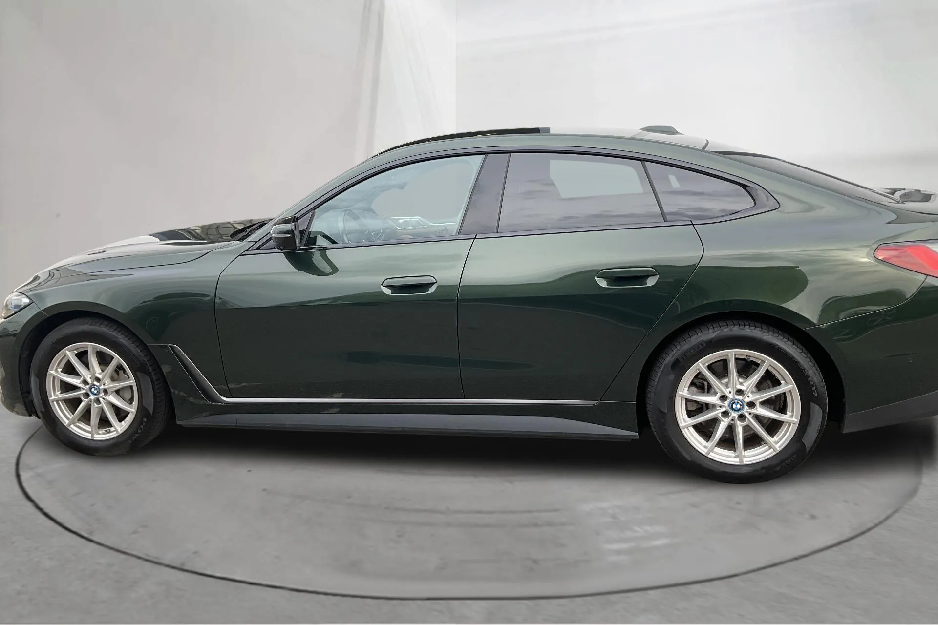 Presentationsfoto 2 av 20: BMW i4 eDrive40, G26 (340hk) - 10 617 mil - Automat - grön - 2024