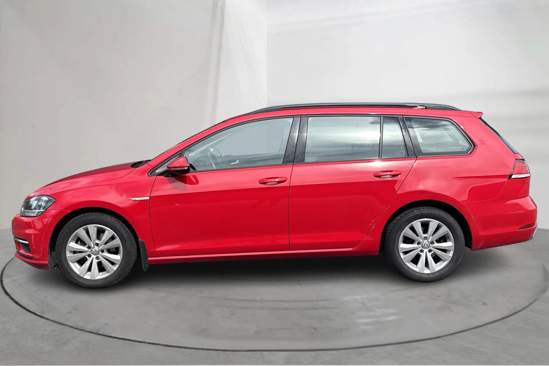 Presentation photo 2 of 14: VW Golf VII 1.5 TGI Sportscombi (130hk) - 61 810 km - Automatic - red - 2020