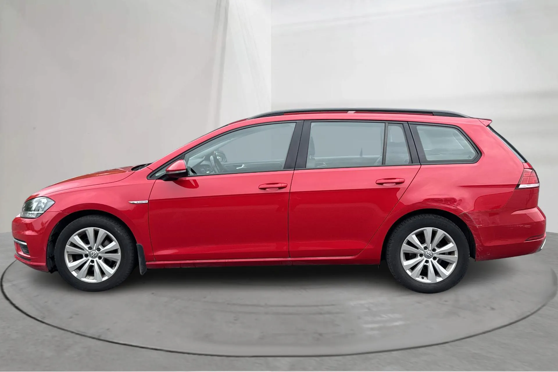 Presentationsfoto 2 av 12: VW Golf VII 1.5 TGI Sportscombi (130hk) - 13 876 mil - Automat - röd - 2020