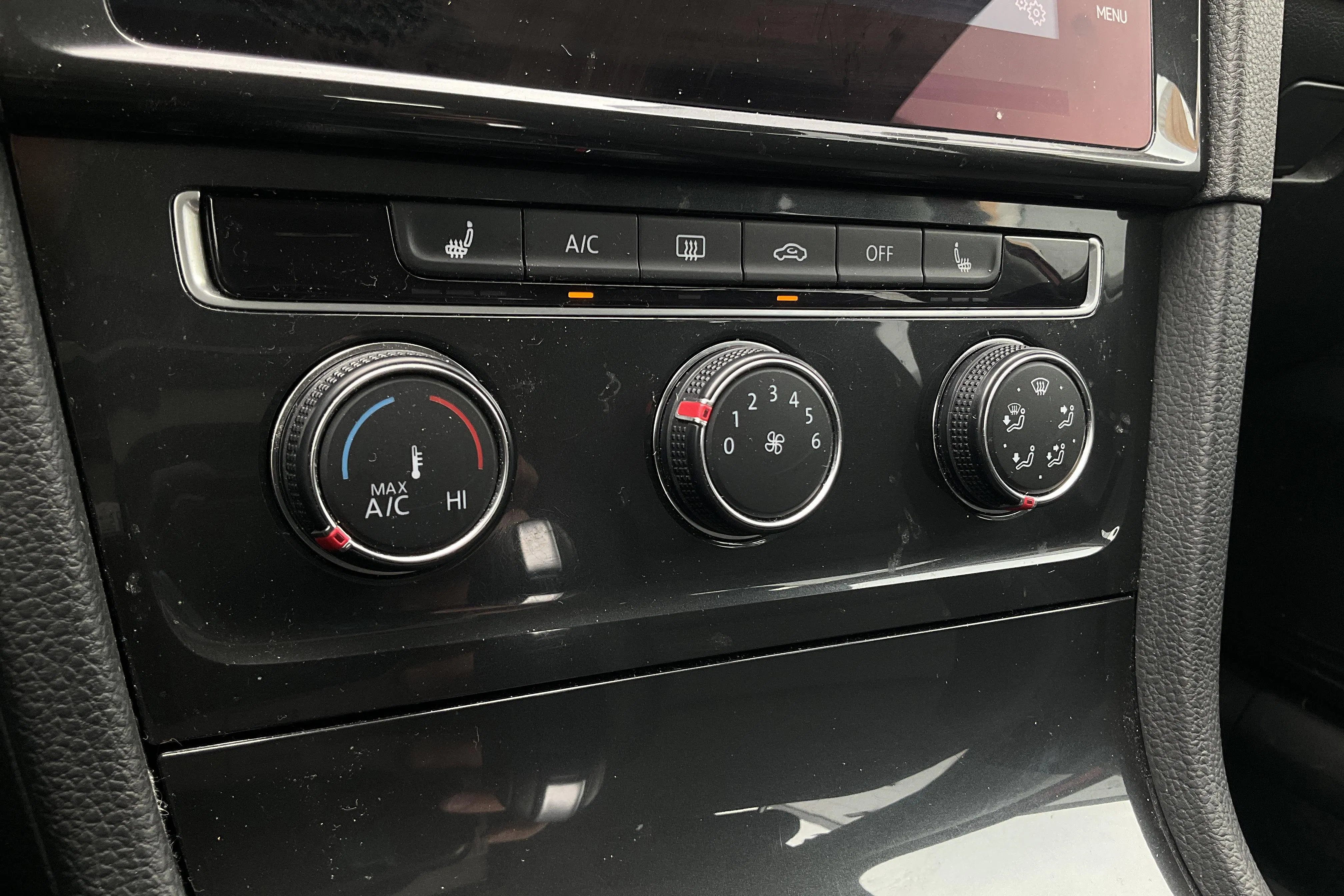 Presentationsfoto 12 av 12: VW Golf VII 1.5 TGI Sportscombi (130hk) - 13 876 mil - Automat - röd - 2020