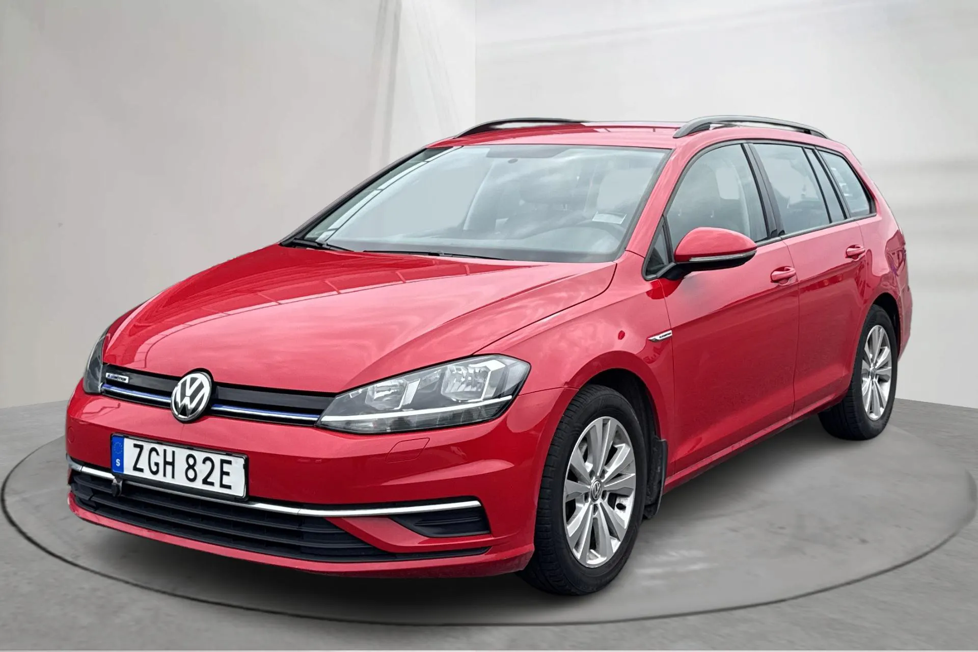 Presentationsfoto 1 av 12: VW Golf VII 1.5 TGI Sportscombi (130hk) - 13 876 mil - Automat - röd - 2020