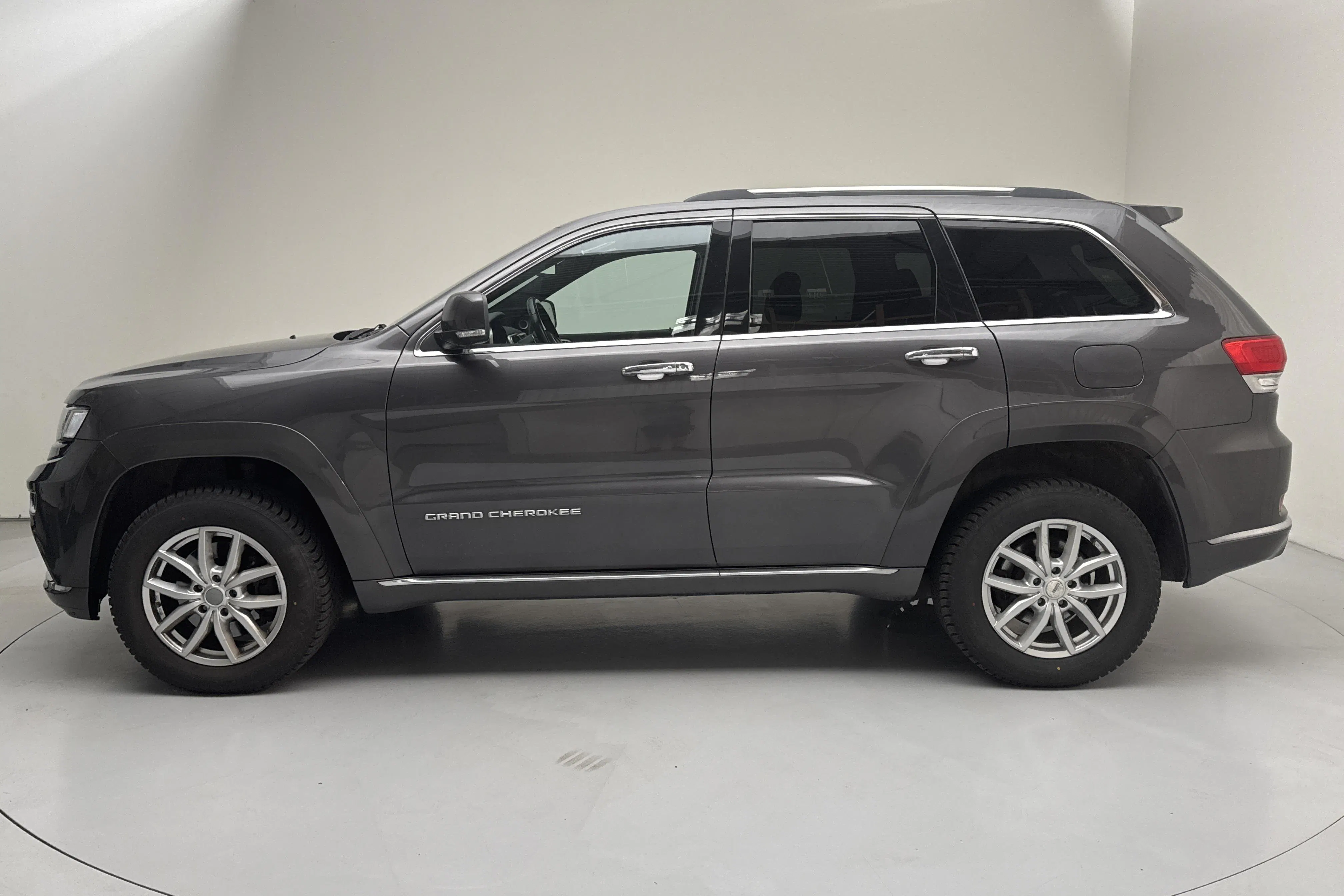 Presentationsfoto 2 av 16: Jeep Grand Cherokee 3.0 CRD V6 AWD (250hk) - 17 210 mil - Automat - grå - 2015