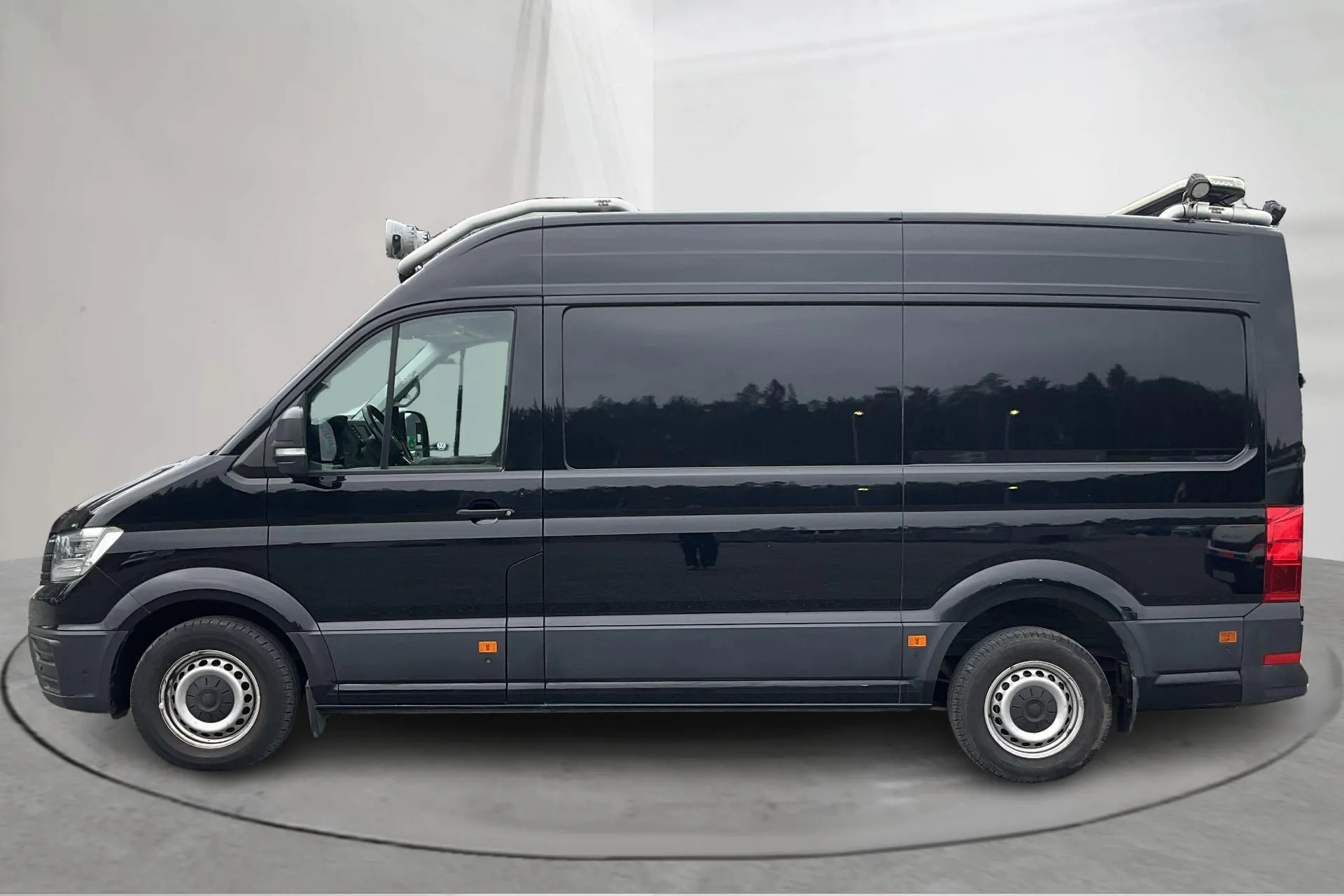 Presentation photo 2 of 13: VW Crafter 35 2.0 TDI Skåp (177hk) - 260 010 km - Automatic - black - 2018