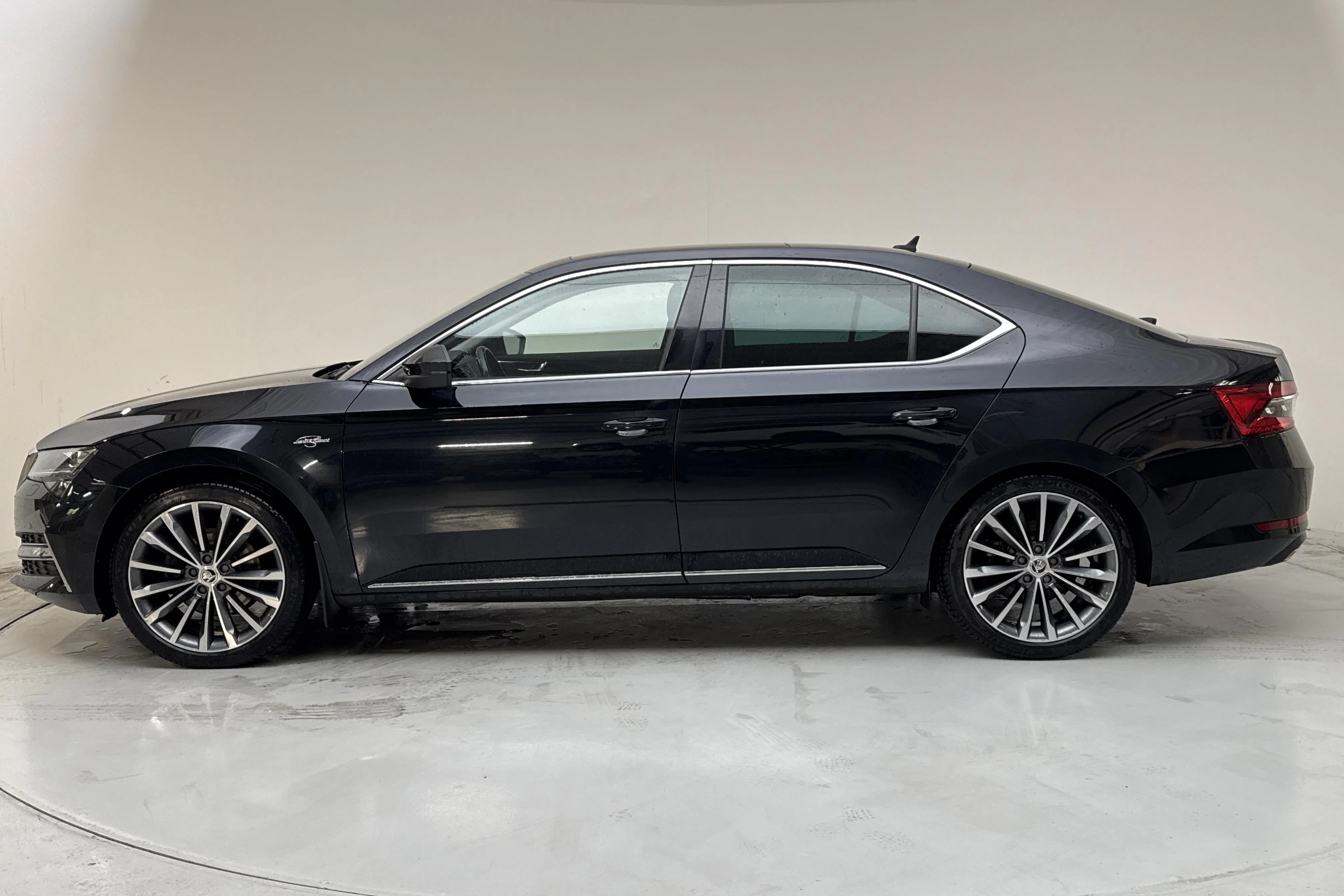 Presentation photo 2 of 17: Skoda Superb 1.4 TSI PHEV (218hk) - 85 750 km - Automatic - black - 2021