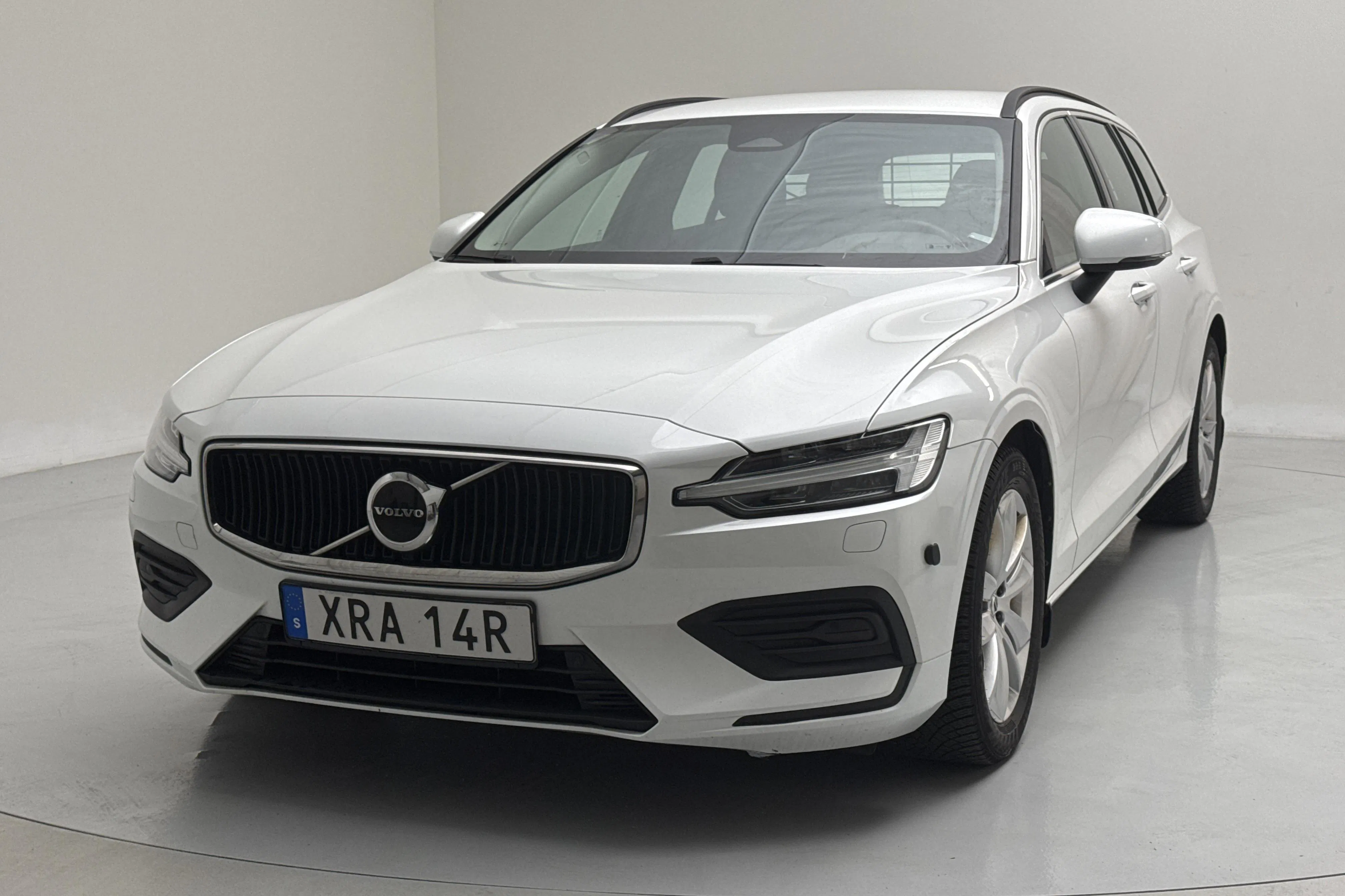 Presentation photo 1 of 17: Volvo V60 B4 Mildhybrid, Diesel (197hk) - 102 850 km - Automatic - white - 2023