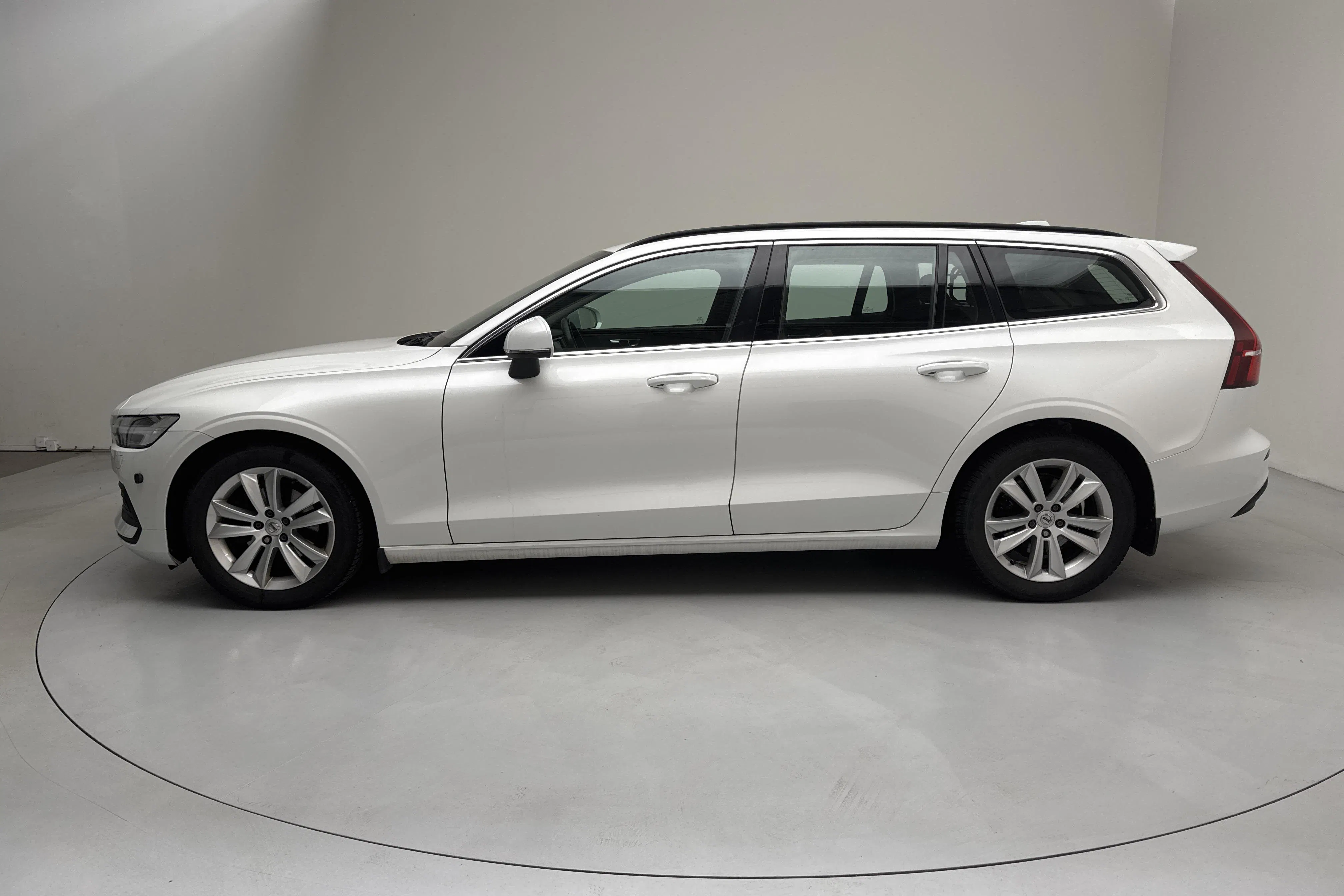 Presentation photo 2 of 17: Volvo V60 B4 Mildhybrid, Diesel (197hk) - 102 850 km - Automatic - white - 2023
