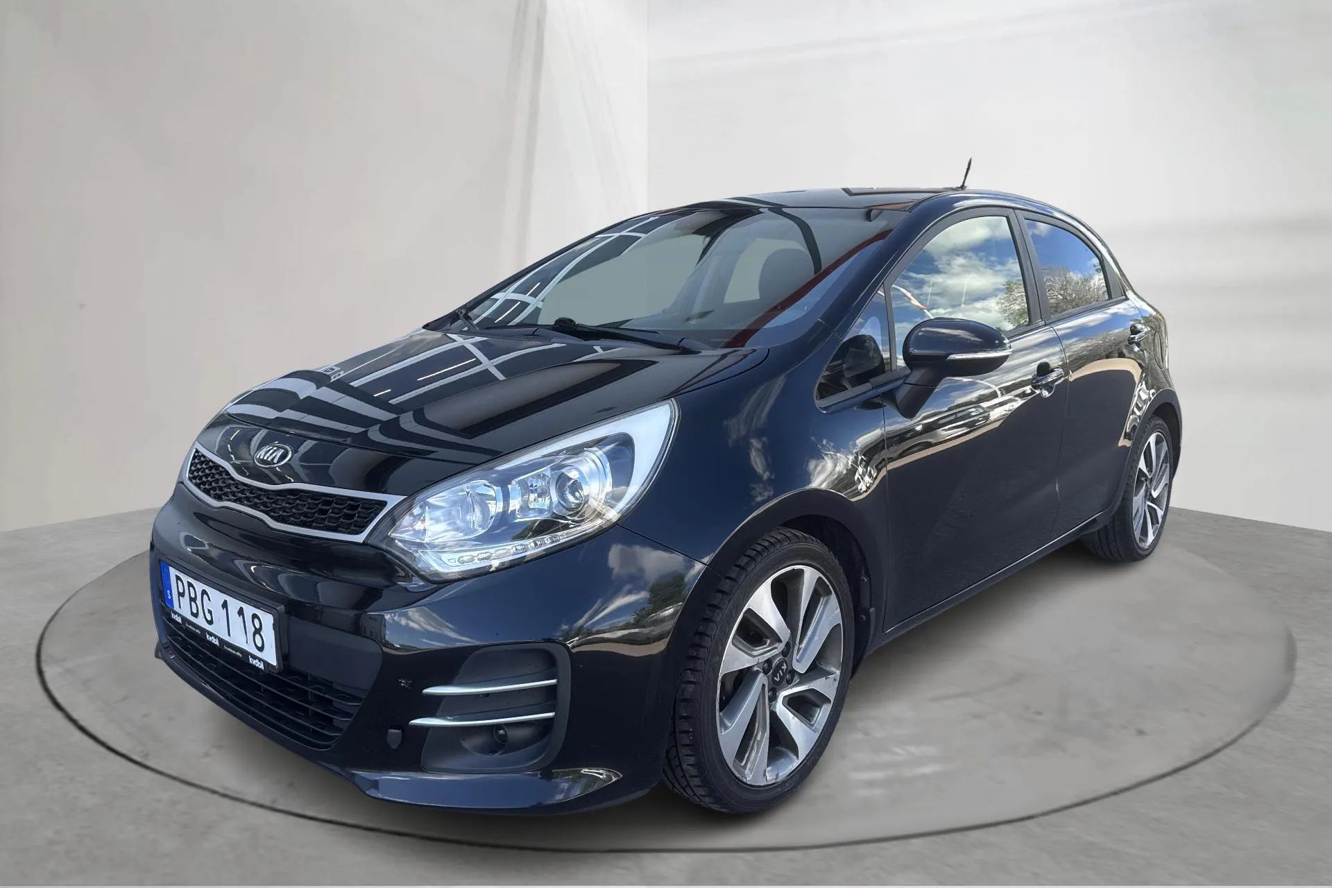 Presentationsfoto 1 av 15: KIA Rio 1.2 (85hk) - 5 543 mil - Manuell - svart - 2016
