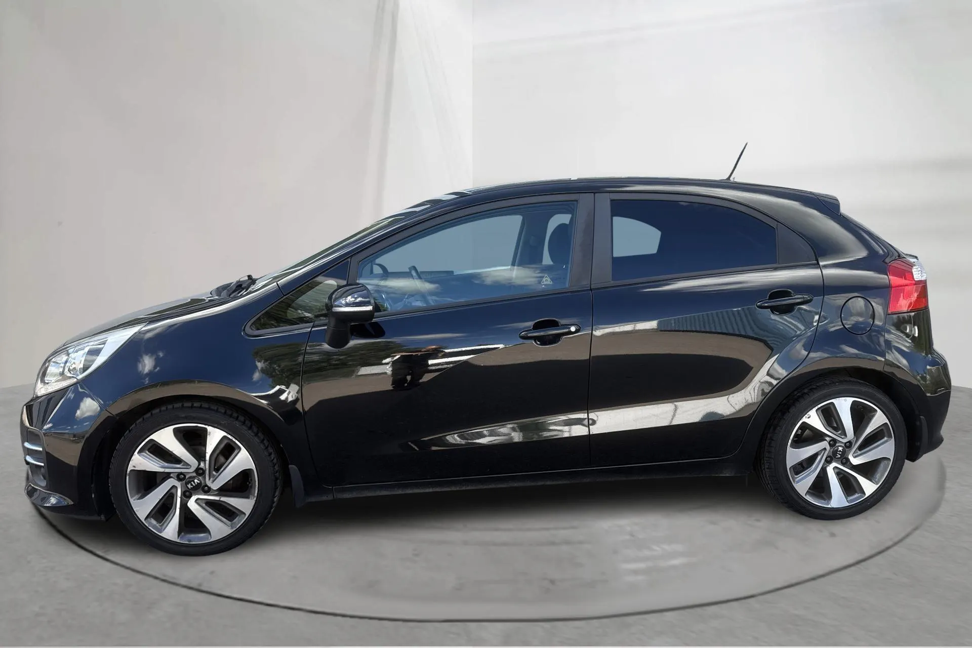 Presentationsfoto 2 av 15: KIA Rio 1.2 (85hk) - 5 543 mil - Manuell - svart - 2016