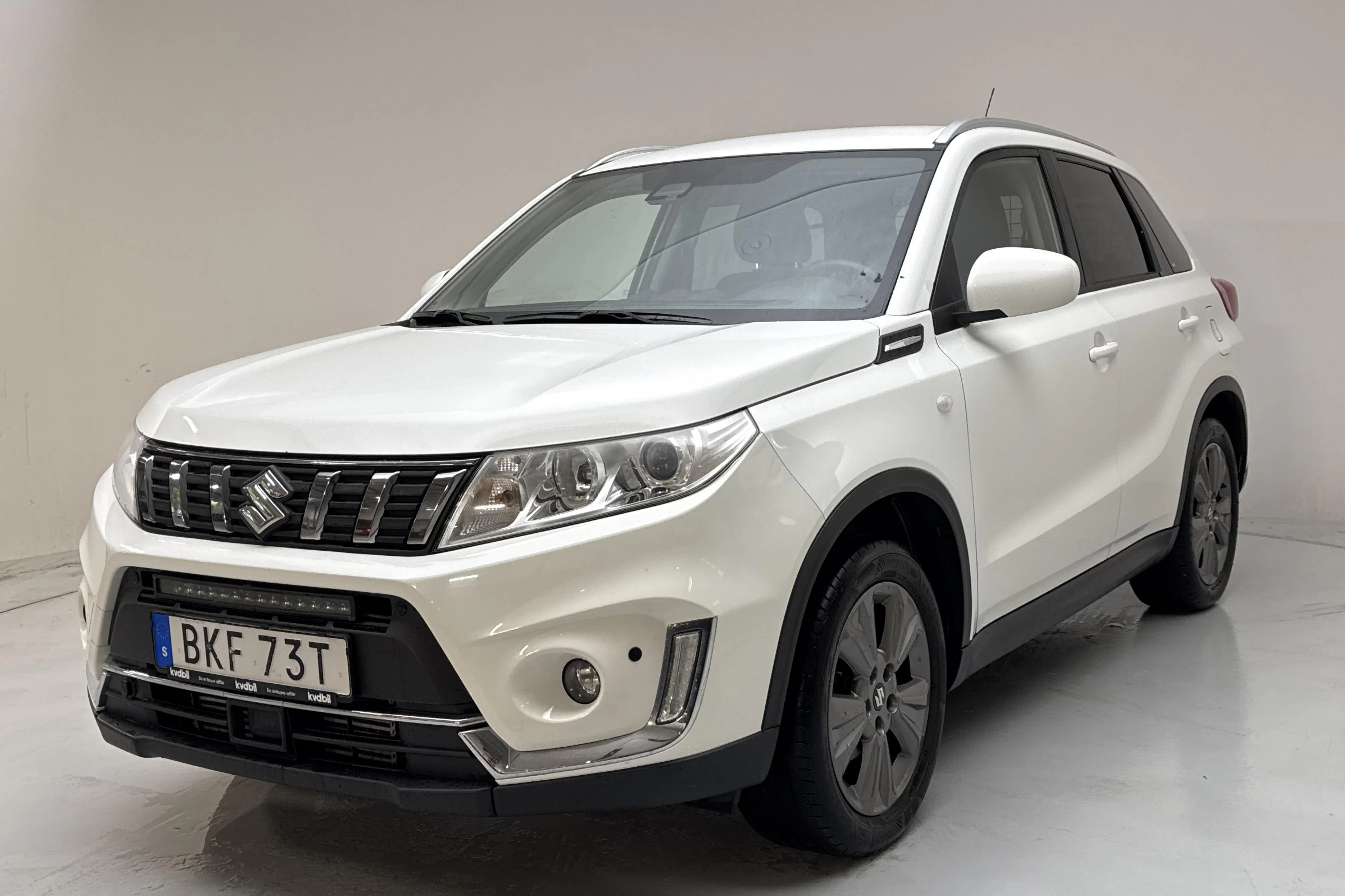Presentationsfoto 1 av 13: Suzuki Vitara 1.4T Boosterjet Allgrip 4x4 (140hk) - 15 327 mil - Manuell - vit - 2019