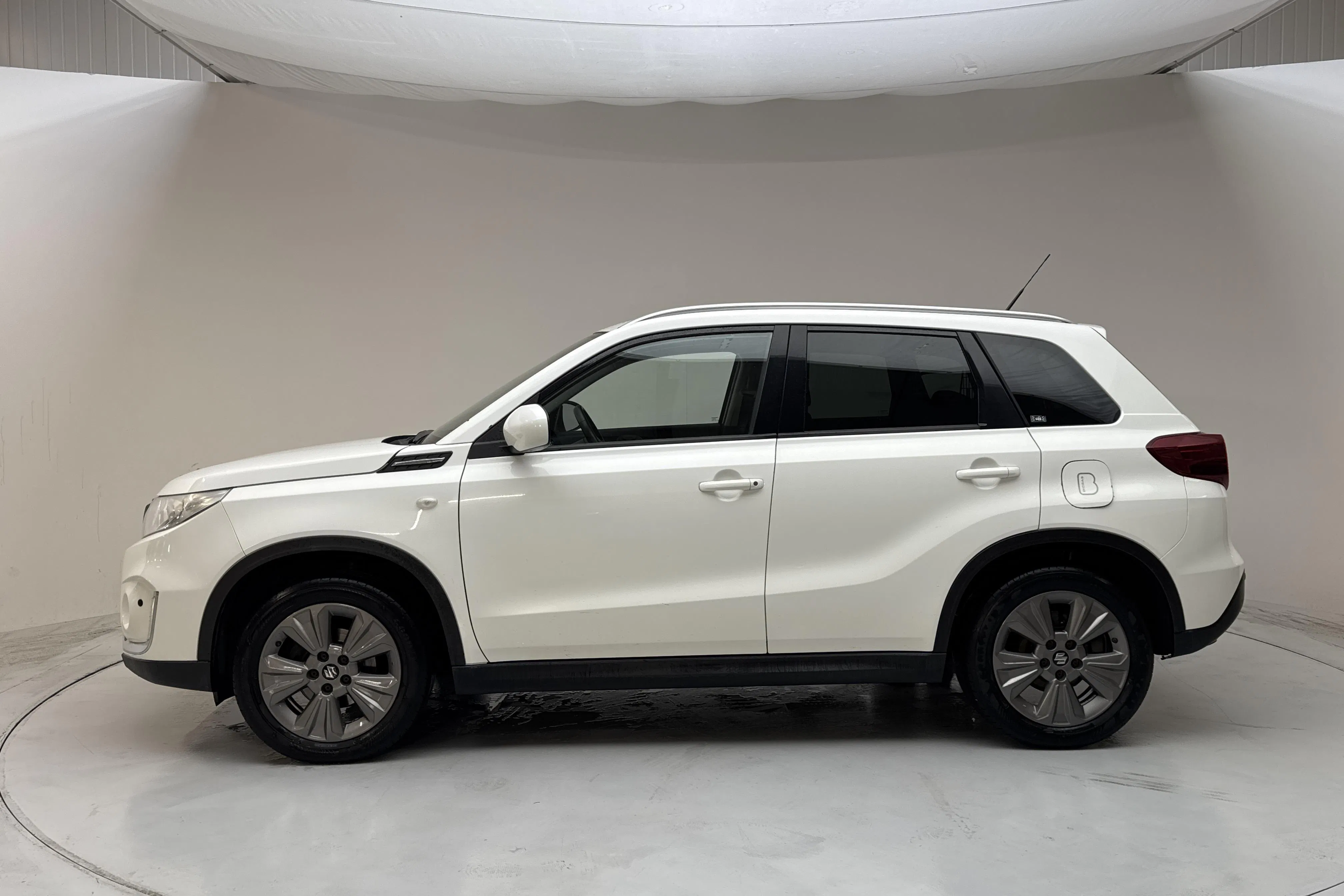 Presentationsfoto 2 av 13: Suzuki Vitara 1.4T Boosterjet Allgrip 4x4 (140hk) - 15 327 mil - Manuell - vit - 2019