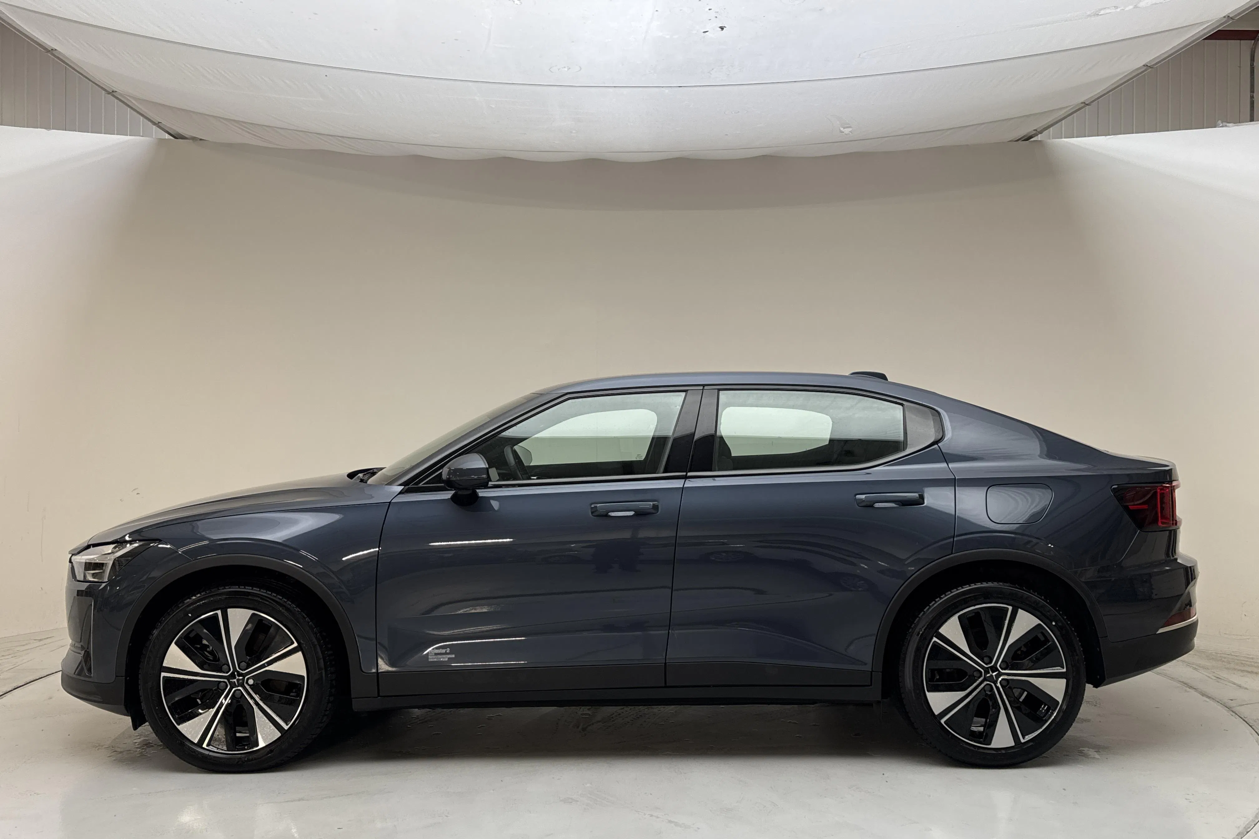 Presentationsfoto 2 av 16: Polestar 2 Standard range Single motor (231hk) - 8 829 mil - Automat - Mörkblå - 2023