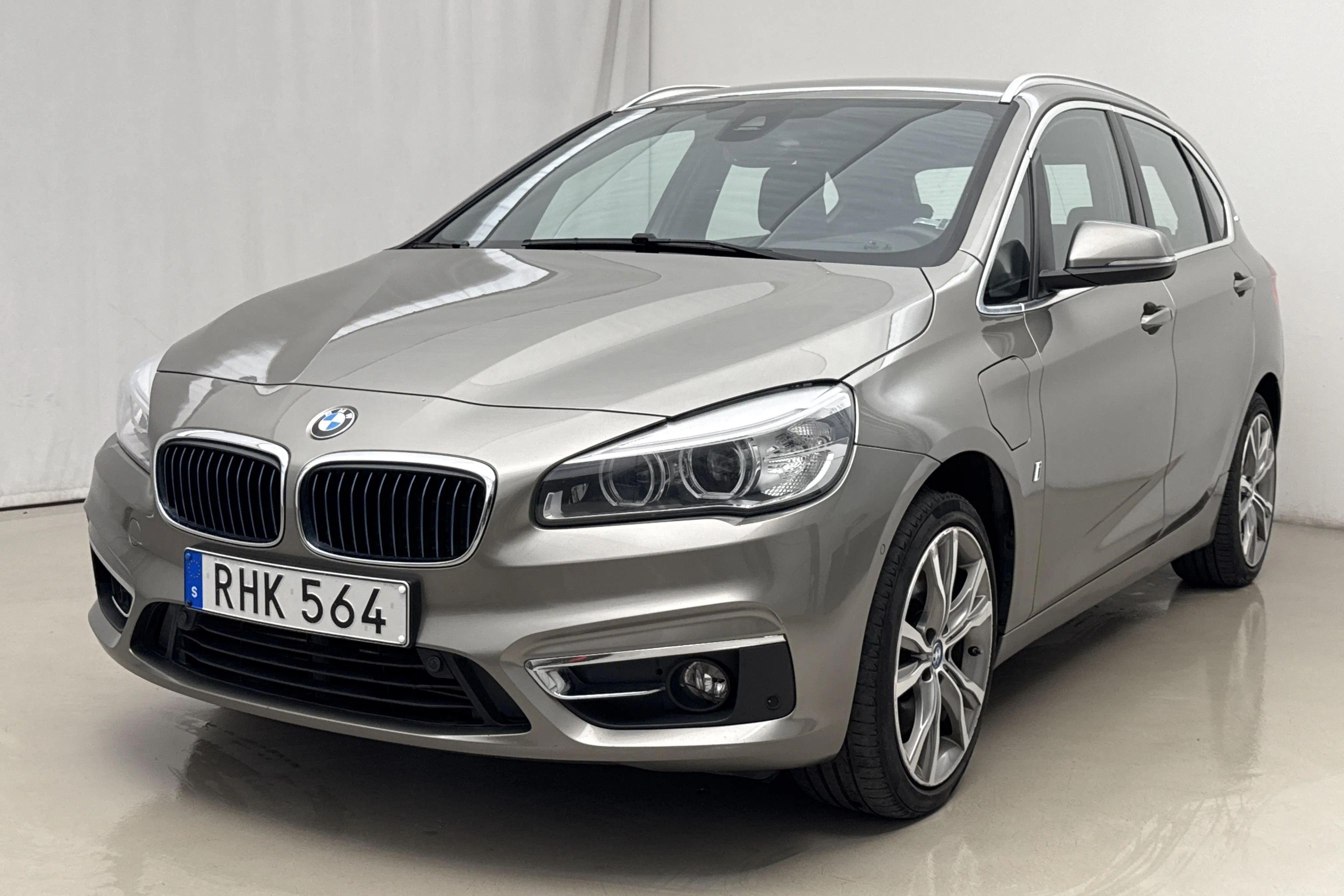 Presentationsfoto 1 av 19: BMW 225xe Active Tourer, F45 (224hk) - 16 742 mil - Automat - silver - 2017