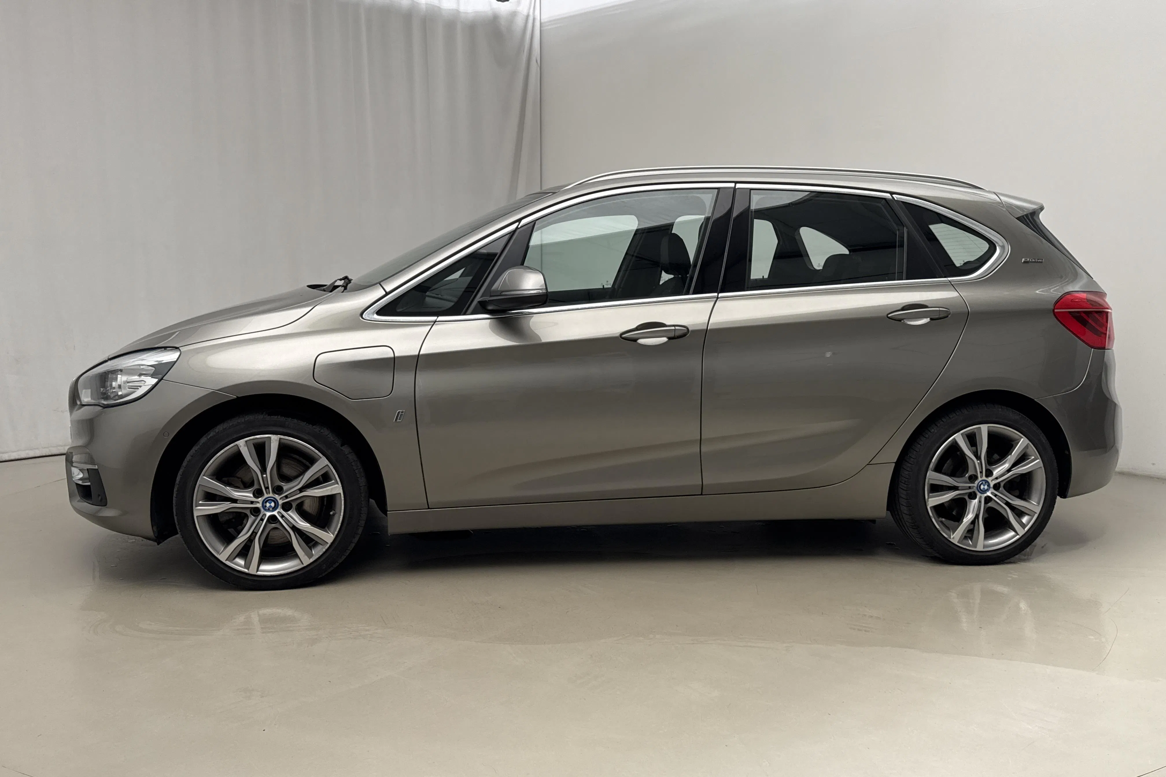 Presentationsfoto 2 av 19: BMW 225xe Active Tourer, F45 (224hk) - 16 742 mil - Automat - silver - 2017